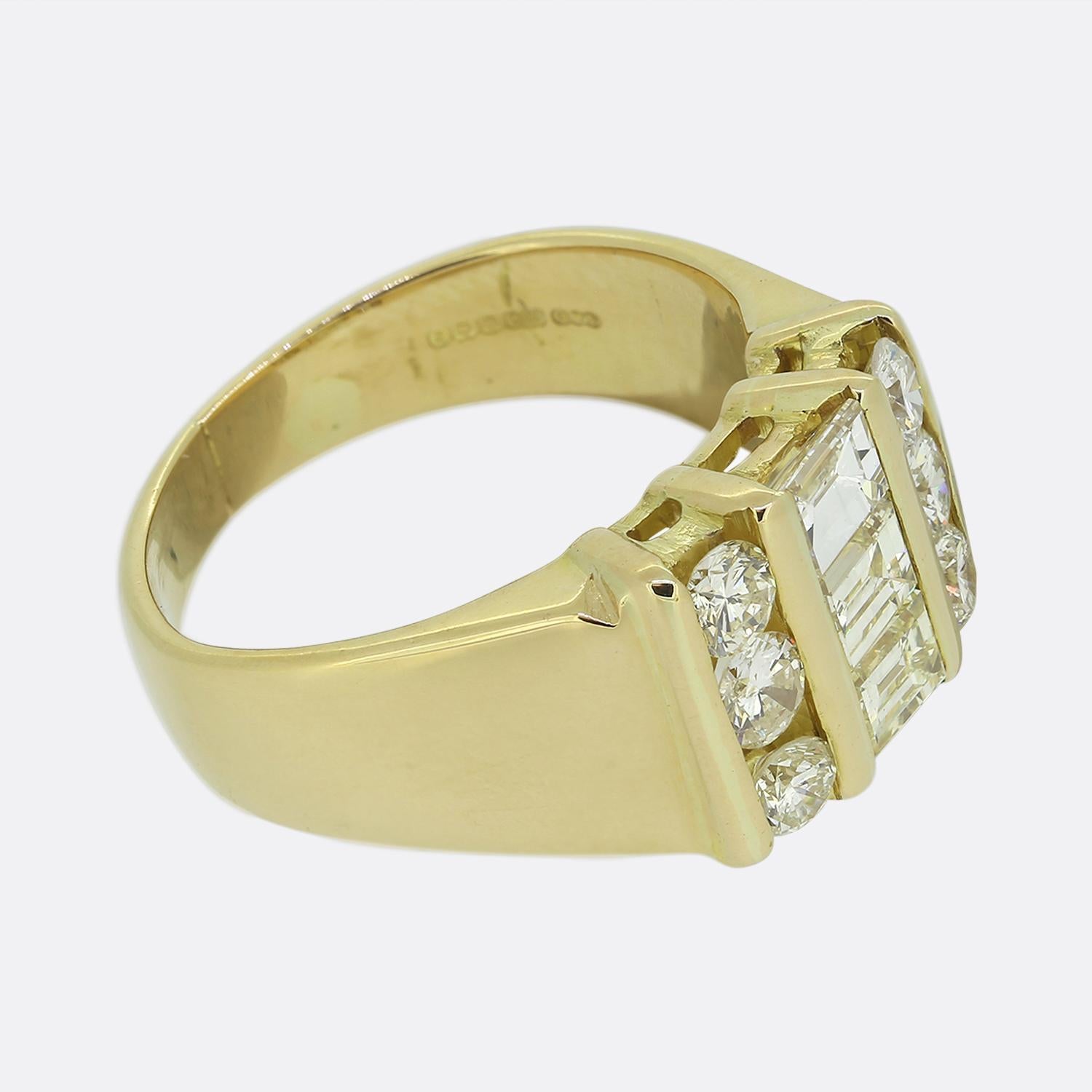 Diamant-Cluster-Ring mit Vintage-Diamant (Baguetteschliff) im Angebot