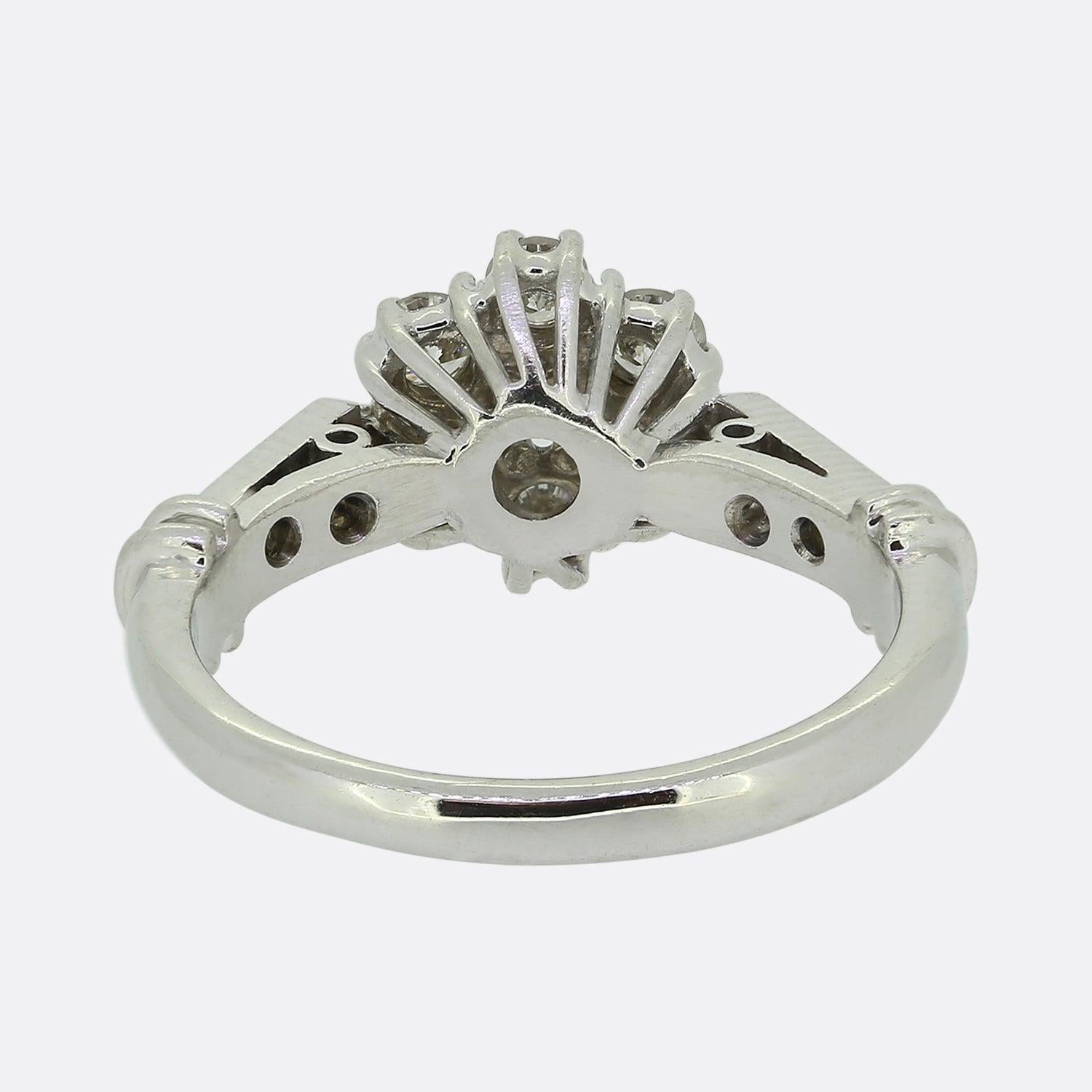 Diamant-Cluster-Ring mit Vintage-Diamant im Zustand „Gut“ im Angebot in London, GB