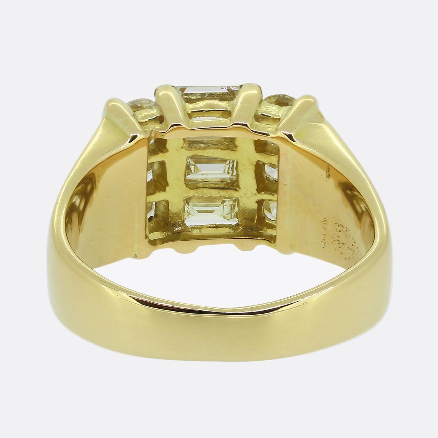 Diamant-Cluster-Ring mit Vintage-Diamant im Zustand „Gut“ im Angebot in London, GB