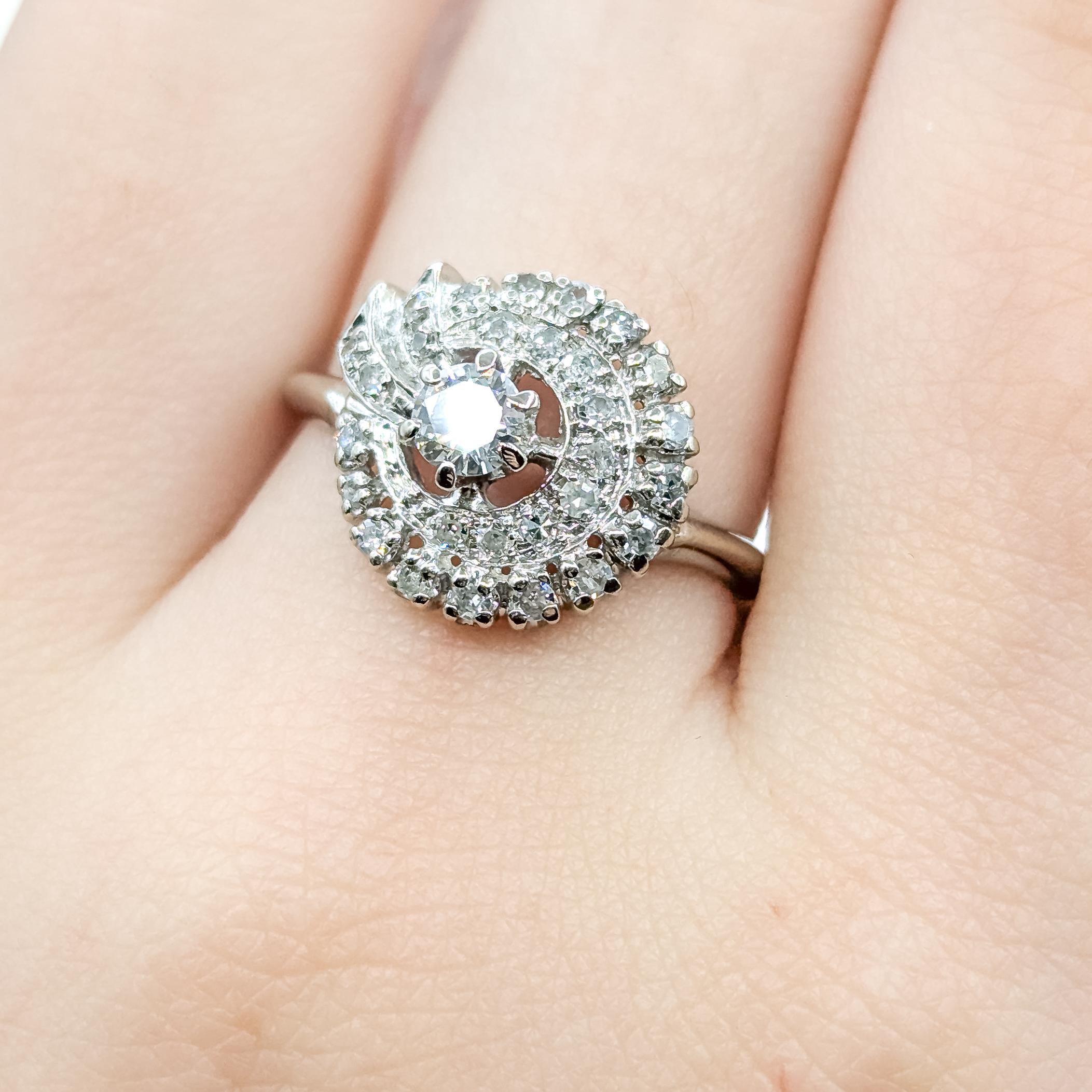 Vintage Diamond Cluster Ring in 14k white gold In condizioni ottime in vendita a Bloomington, MN