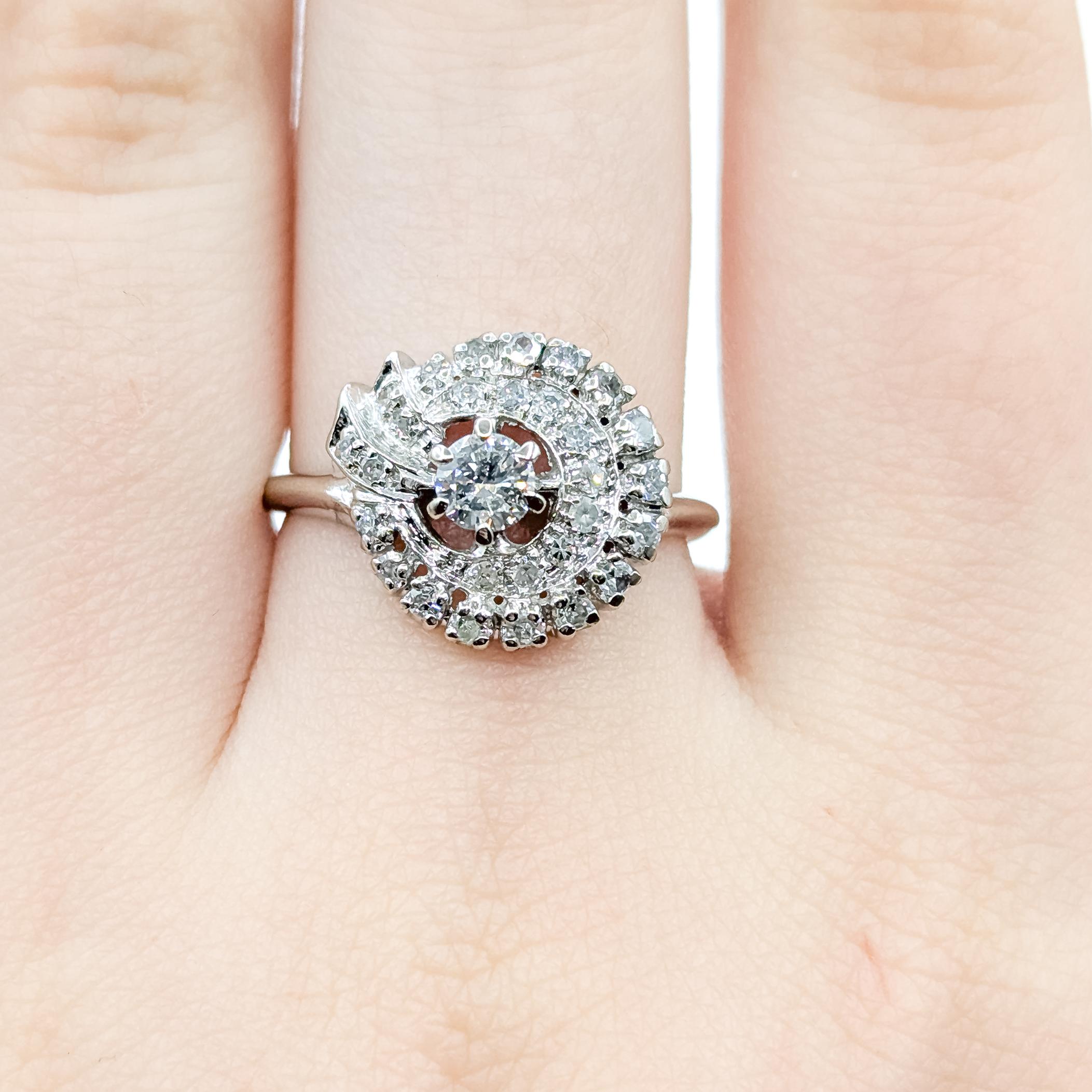 Donna Vintage Diamond Cluster Ring in 14k white gold in vendita