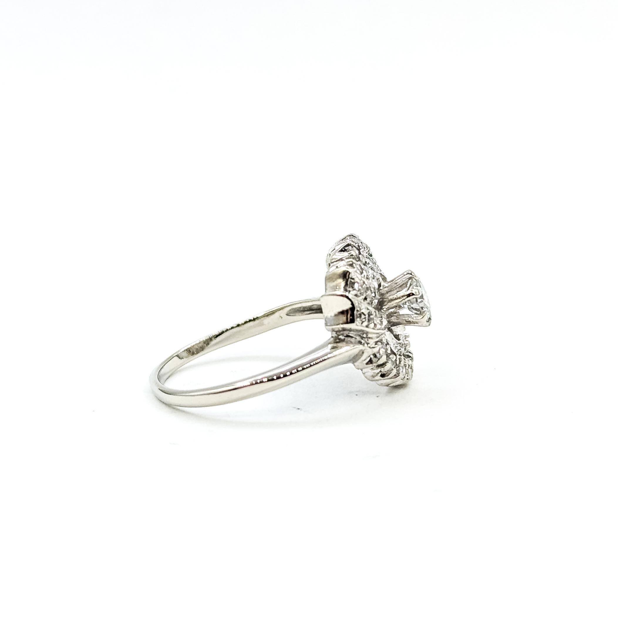 Vintage Diamond Cluster Ring in 14k white gold in vendita 1