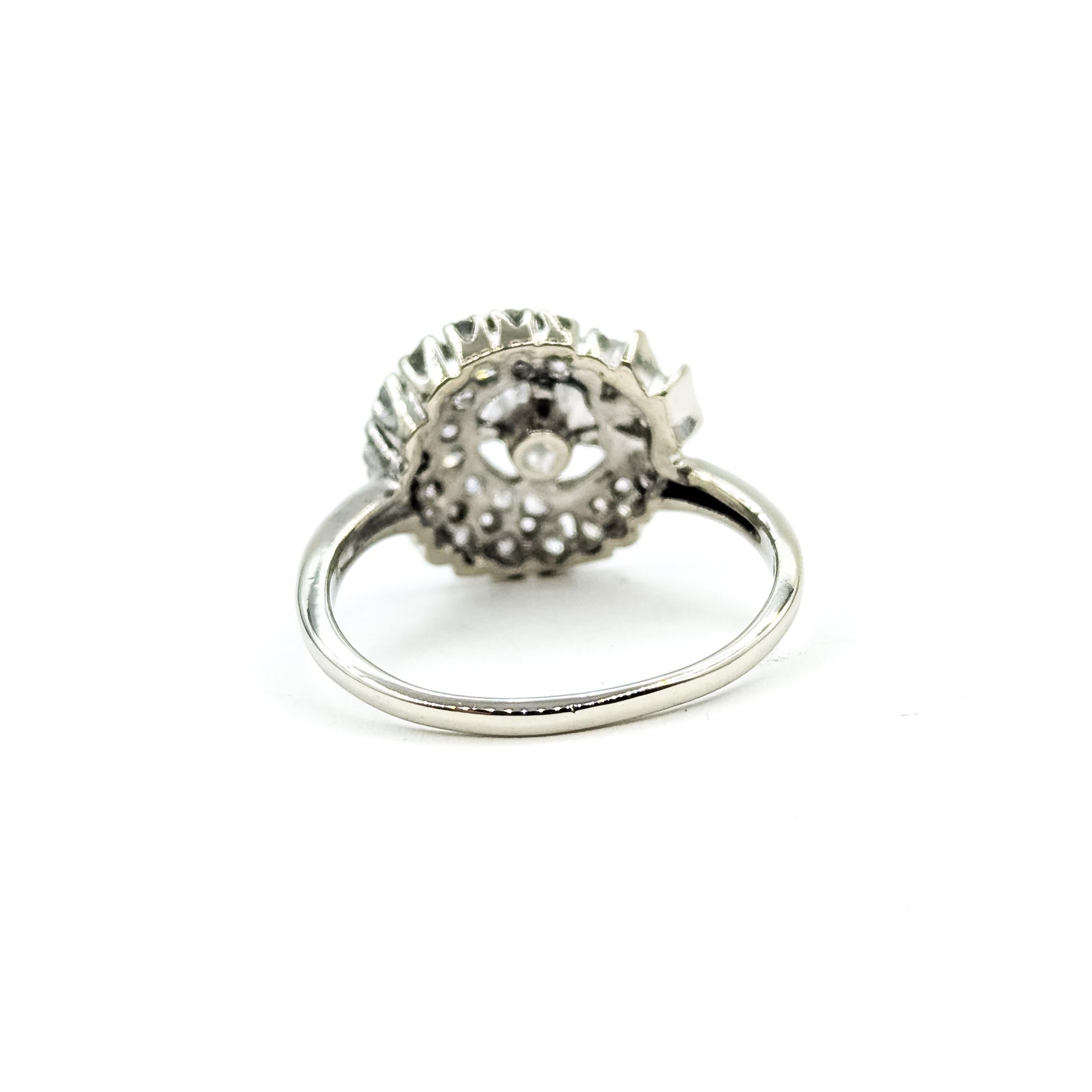 Vintage Diamond Cluster Ring in 14k white gold in vendita 2