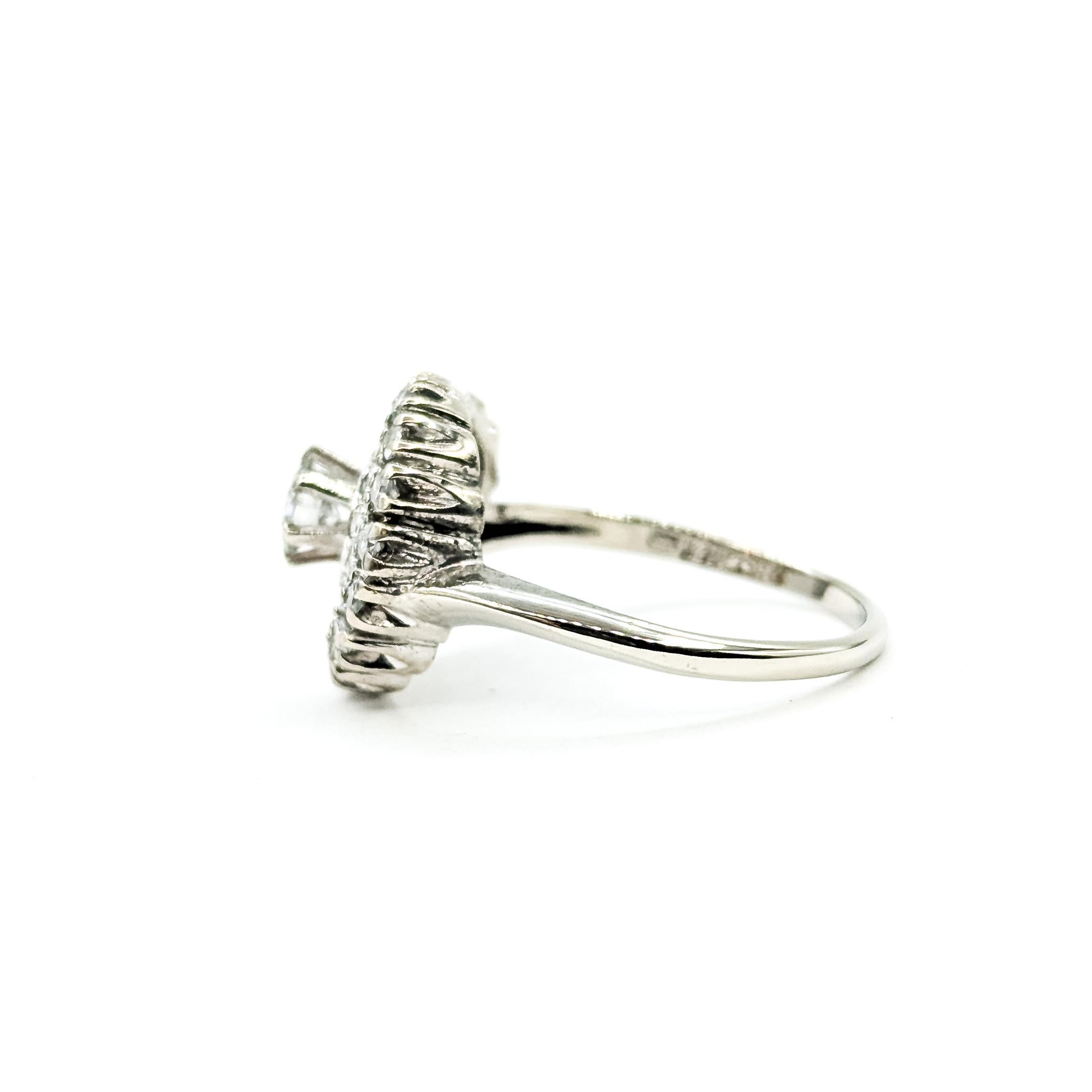 Vintage Diamond Cluster Ring in 14k white gold in vendita 3