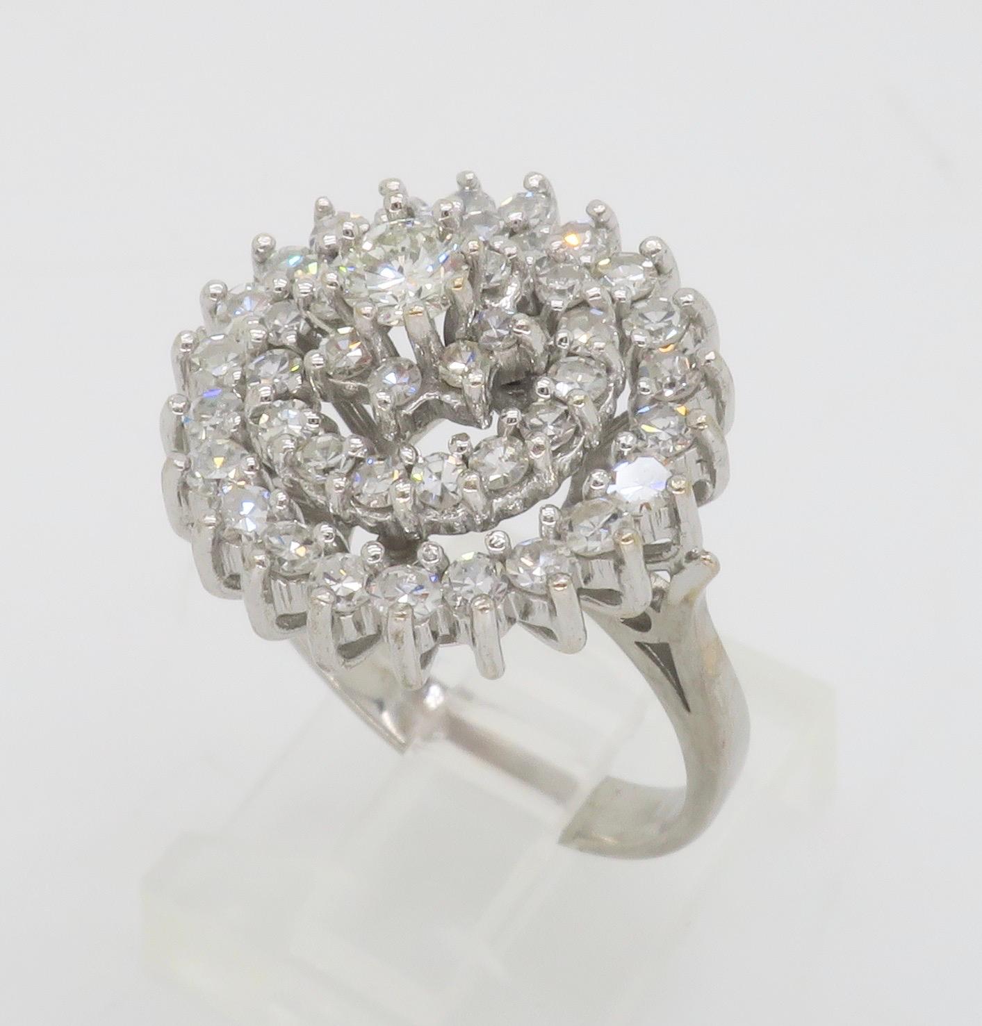 Vintage Diamond Cluster Ring in 18k White Gold  For Sale 5