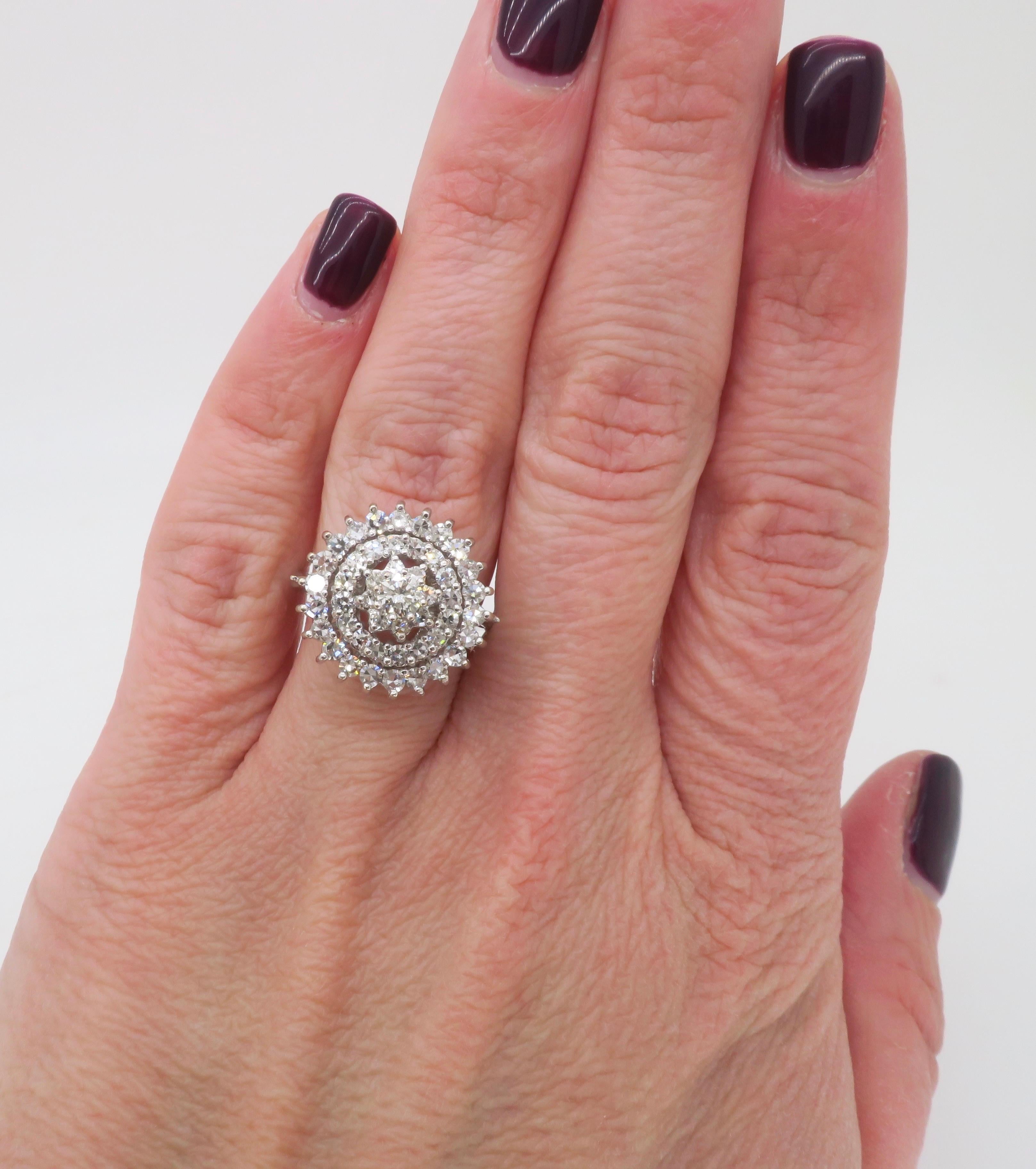Vintage-Diamant-Cluster-Ring aus 14 Karat Weißgold, mit 1,07 ctw Diamanten. 

Diamant-Schliff: Runder Einzelschliff 
Karatgewicht der Diamanten: Ungefähr 1,07CTW
Durchschnittliche Farbe des Diamanten: F-G
Durchschnittliche Diamant-Reinheit: