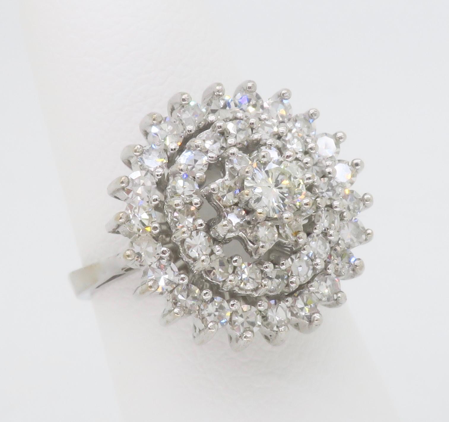 Vintage Diamond Cluster Ring in 18k White Gold  For Sale 1