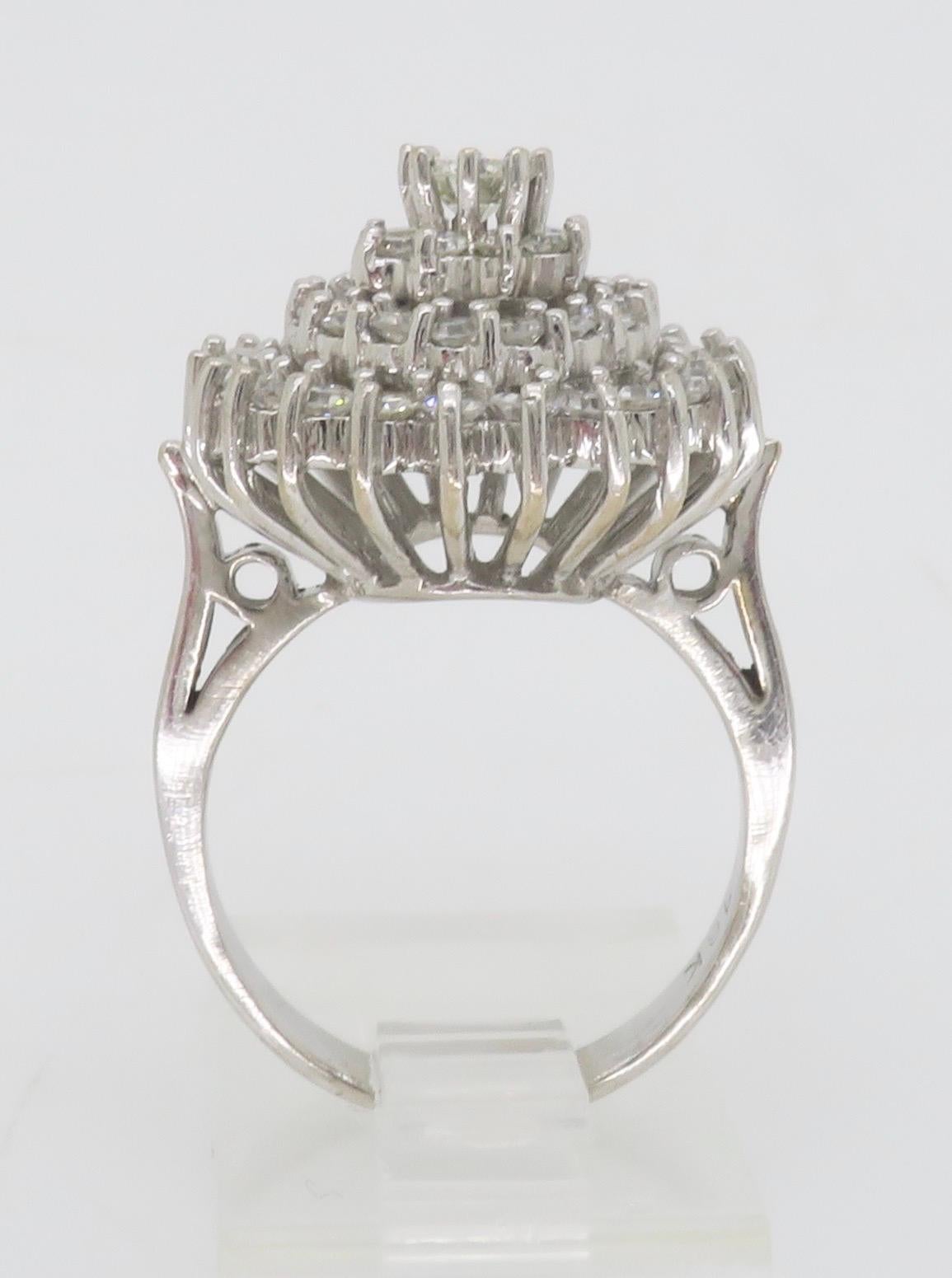 Anello vintage con cluster di diamanti in oro bianco 18 carati in vendita 2