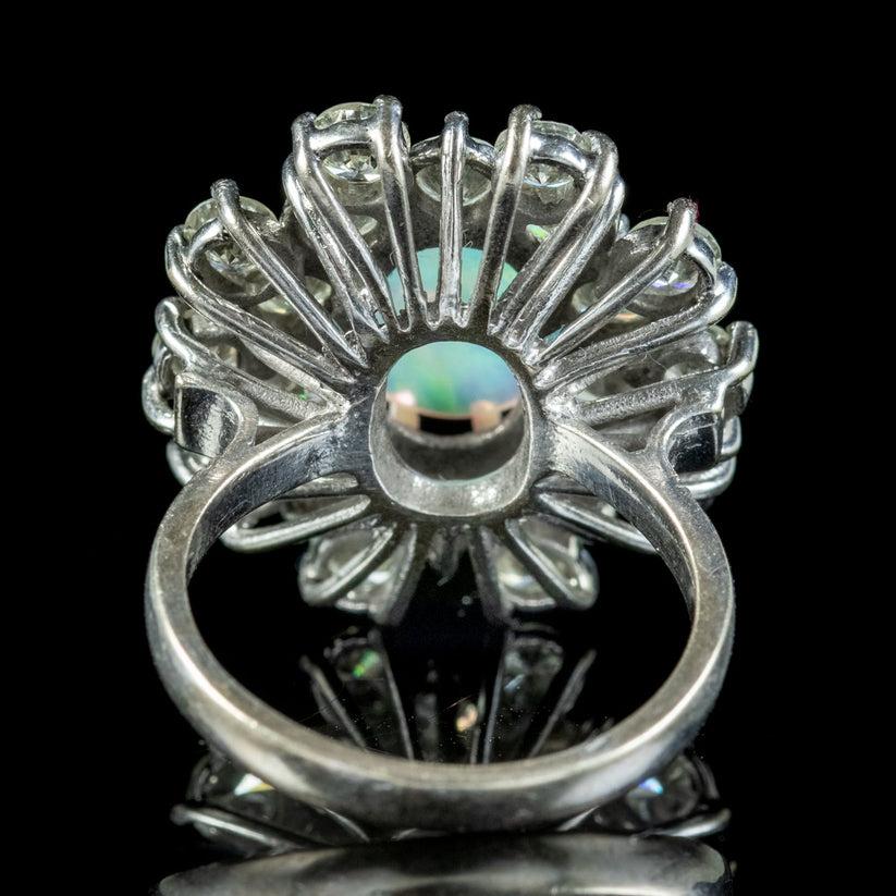 Anillo vintage con racimo de diamantes en ópalo de 3 quilates, circa 1950 en Bueno estado para la venta en Kendal, GB