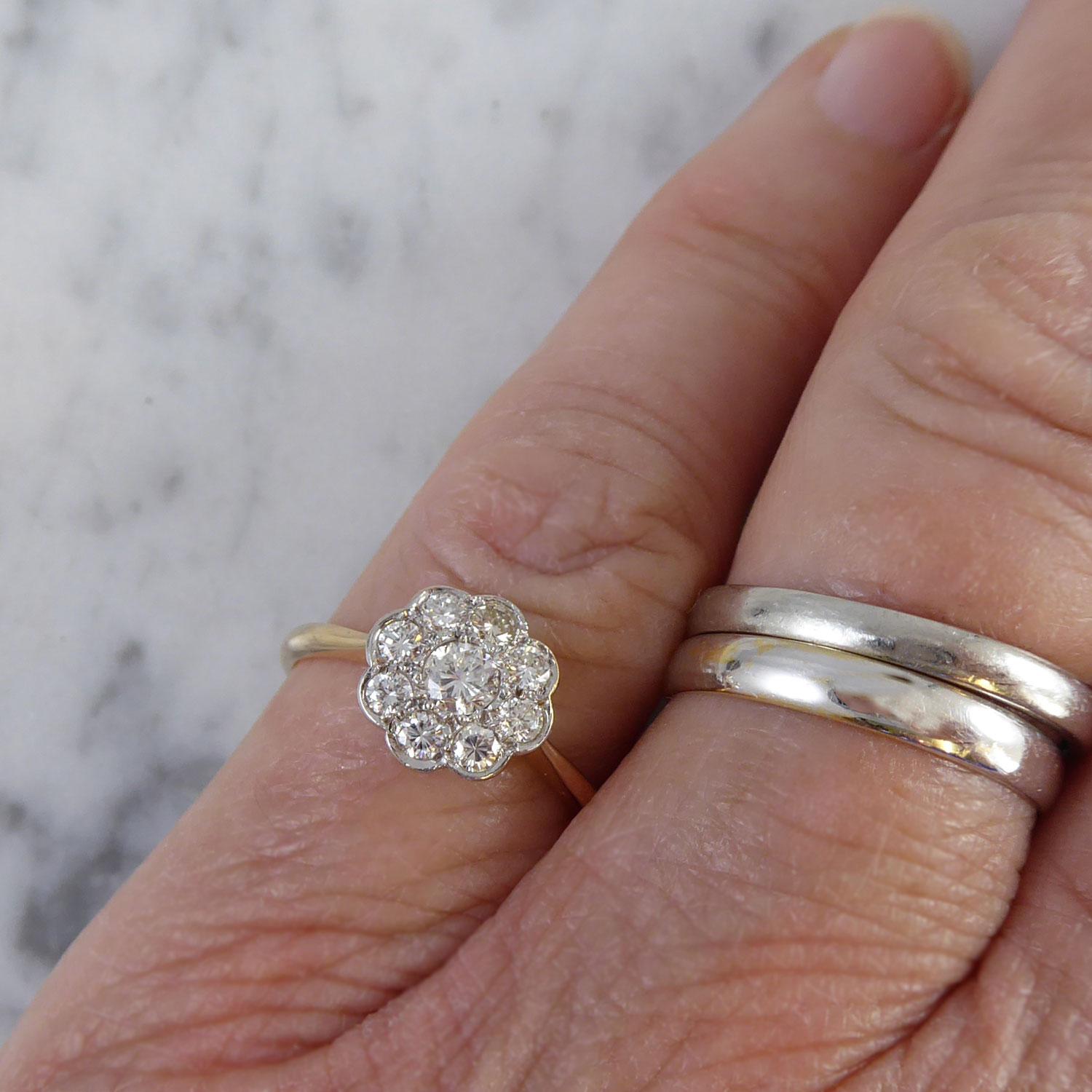 Vintage Diamond Cluster Ring in Daisy Style, 18 Carat Gold 1
