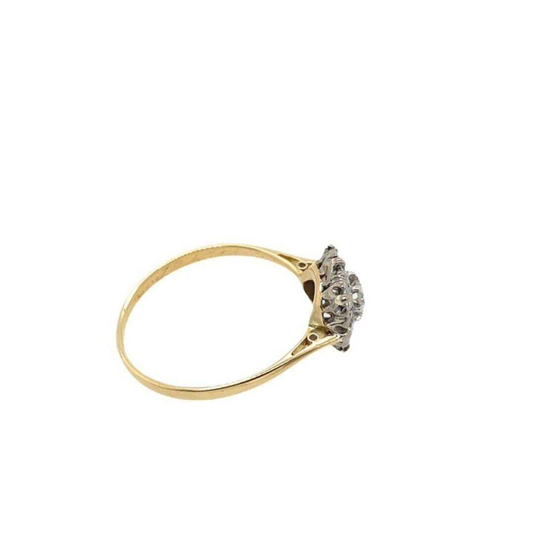Dieser wunderschöne Vintage-Diamantring ist ein Ring im Cluster-Stil mit 0,50 ct Diamanten. Er hat ein Gesamtgewicht von 0,50 Karat und ist aus 18 Karat Gelbgold gefertigt. Es ist ein einzigartiges Stück. (Nicht gestempelt, aber als 18-karätiges