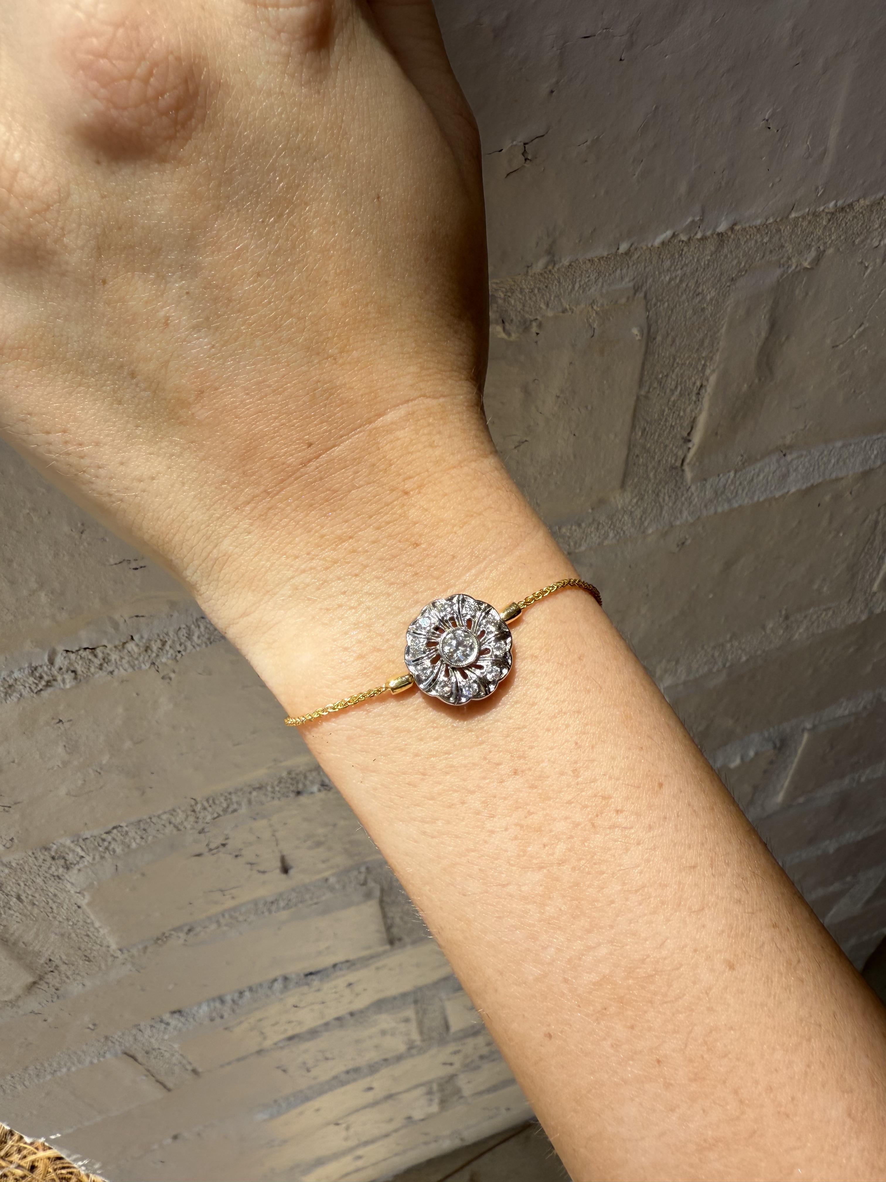Ci piace sempre vedere pezzi unici di conversione vintage!!!
Questa bellezza era probabilmente un anello convertito in un braccialetto stile bolo!

Dettagli del bracciale
Materiale: Testa di platino e bracciale in oro giallo 14 carati
Larghezza
