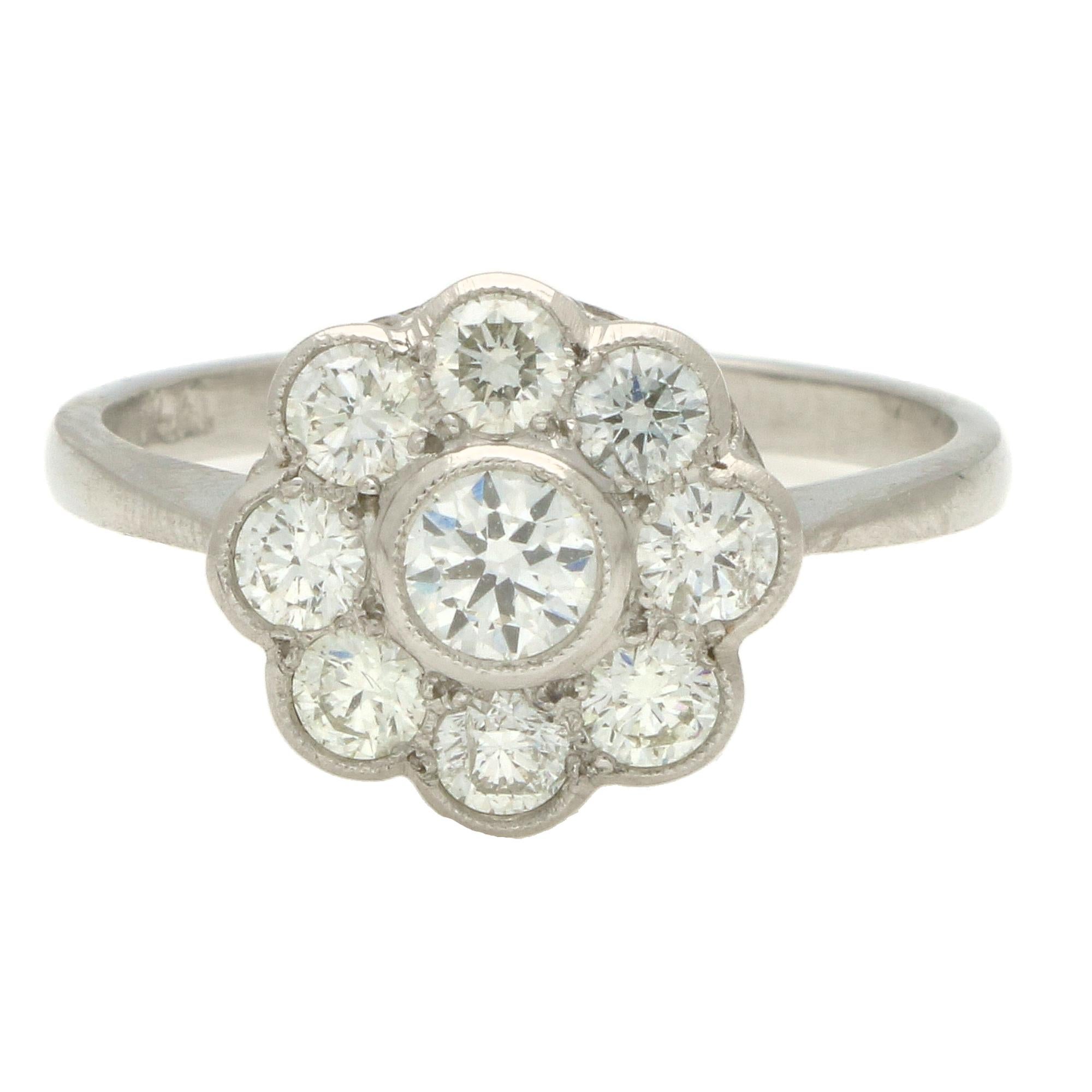 Gänseblümchen-Cluster-Ring mit Diamant (Moderne) im Angebot