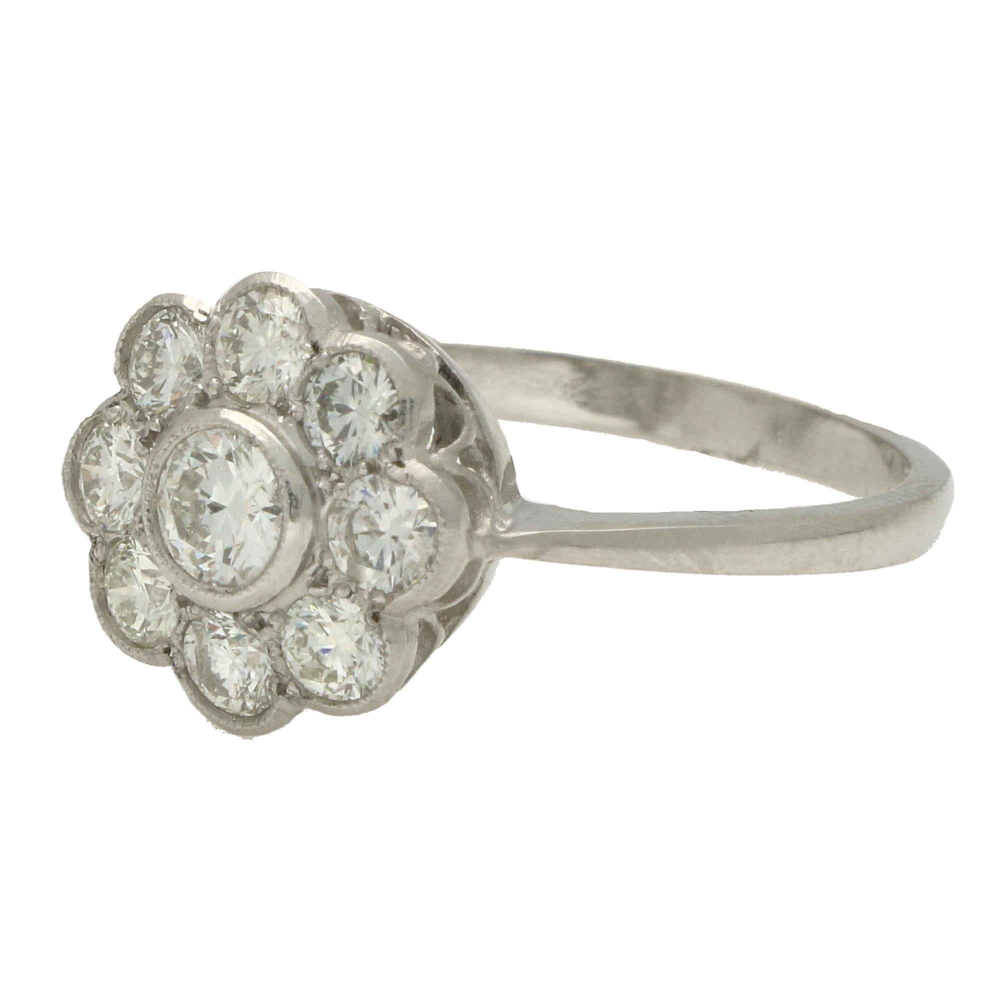 Gänseblümchen-Cluster-Ring mit Diamant (Rundschliff) im Angebot