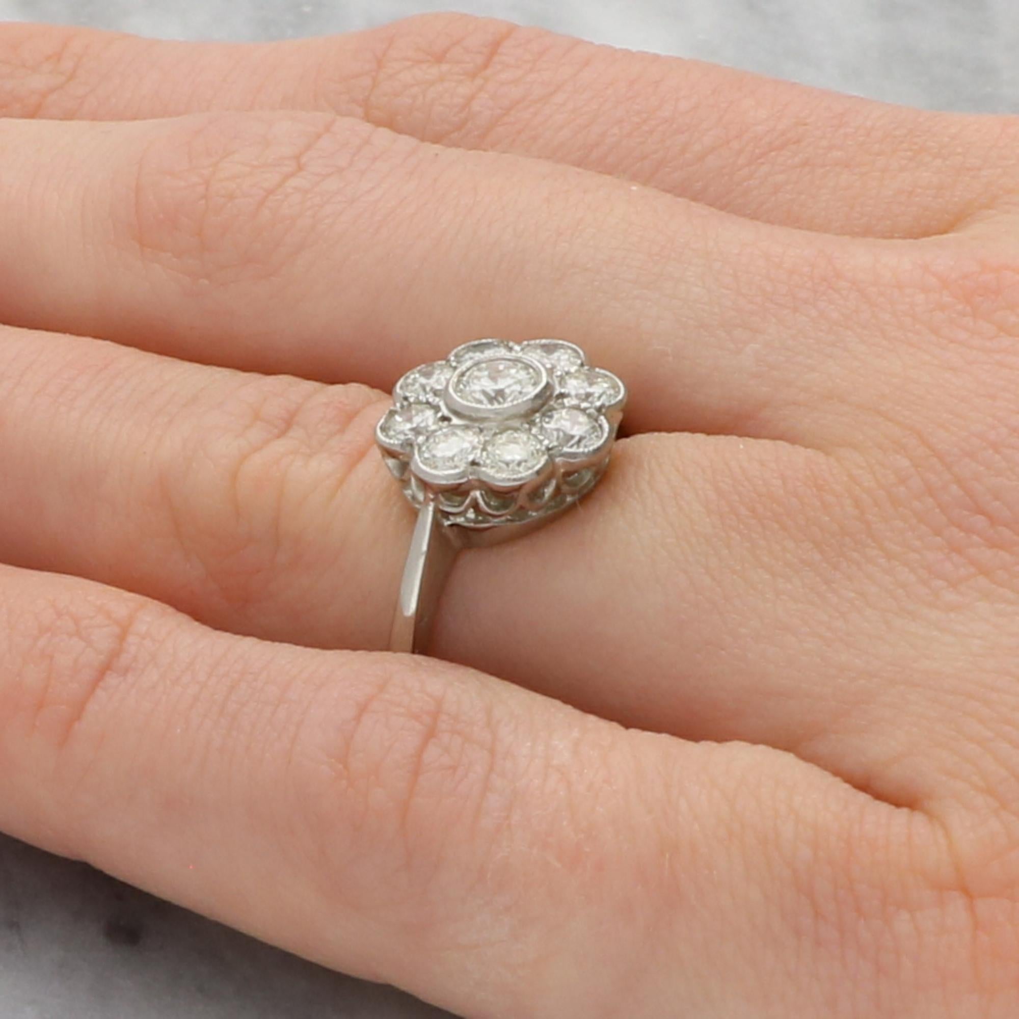 Gänseblümchen-Cluster-Ring mit Diamant im Zustand „Hervorragend“ im Angebot in London, GB