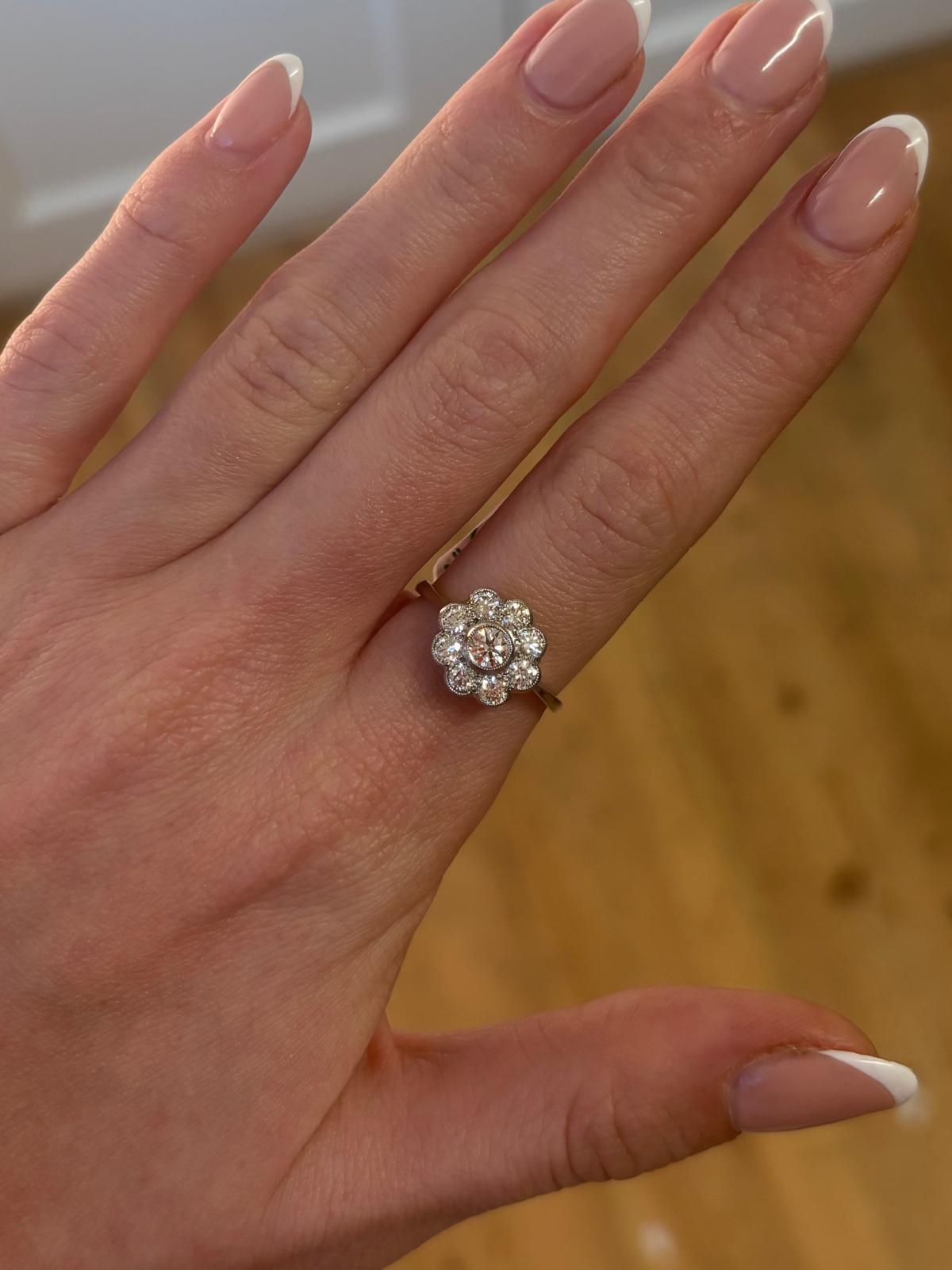 Gänseblümchen-Cluster-Ring mit Diamant für Damen oder Herren im Angebot