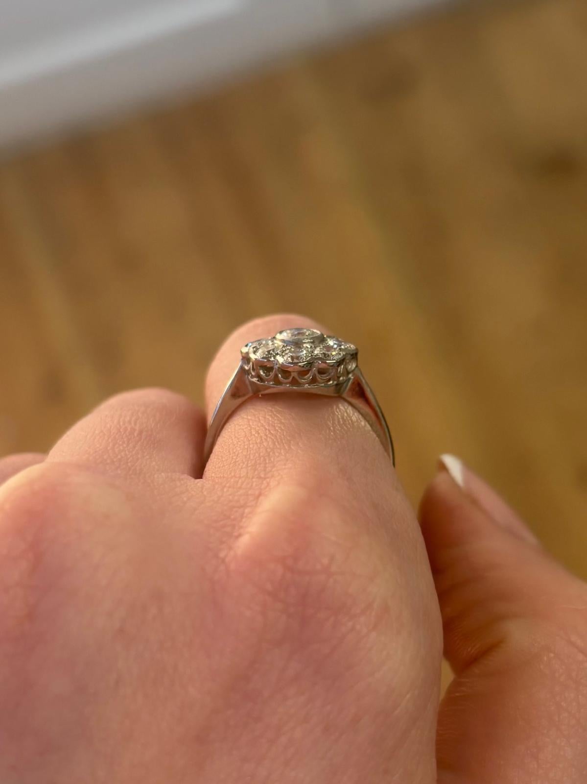 Gänseblümchen-Cluster-Ring mit Diamant im Angebot 1