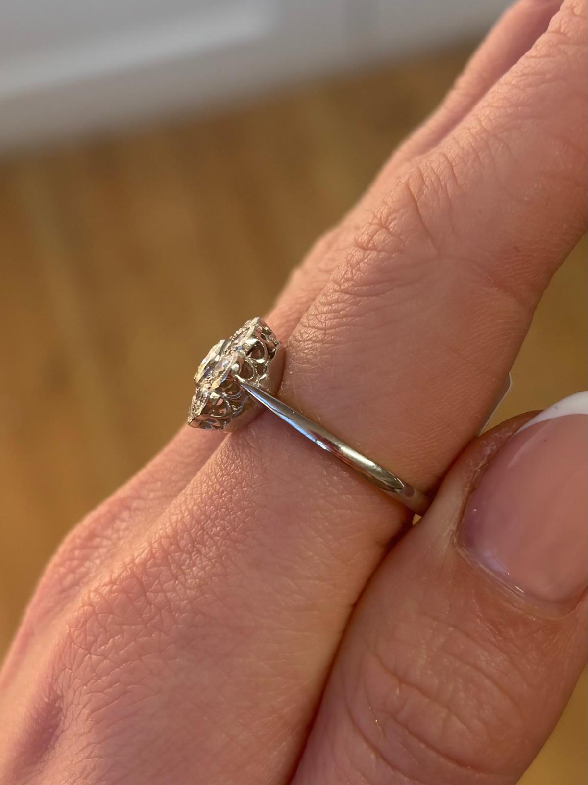 Gänseblümchen-Cluster-Ring mit Diamant im Angebot 2