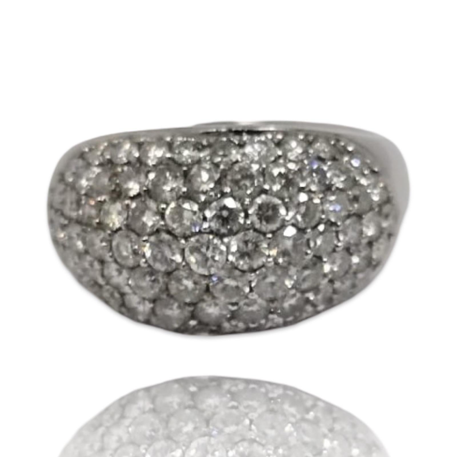 Un sorprendente anello vintage a cupola con circa 2,35 carati di diamanti naturali rotondi con taglio a brillante in un'abbagliante disposizione a pavé francese. Realizzato in oro bianco 14 carati (7,8 g), l'anello presenta una raffinata galleria