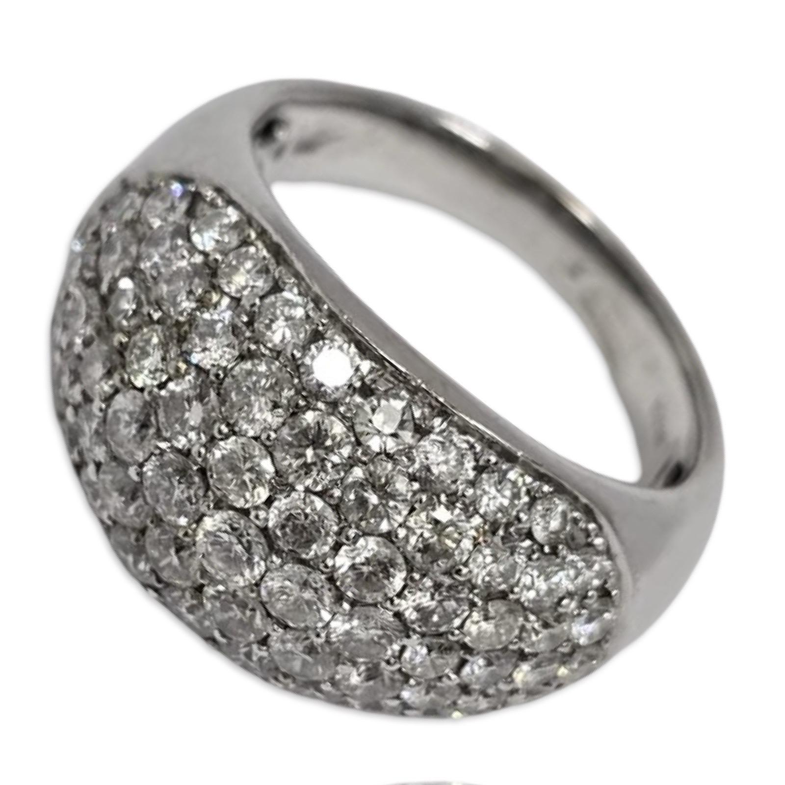 Taglio rotondo Anello vintage con diamante a cupola da 2,35tcw in oro bianco 14K stile pavé francese in vendita