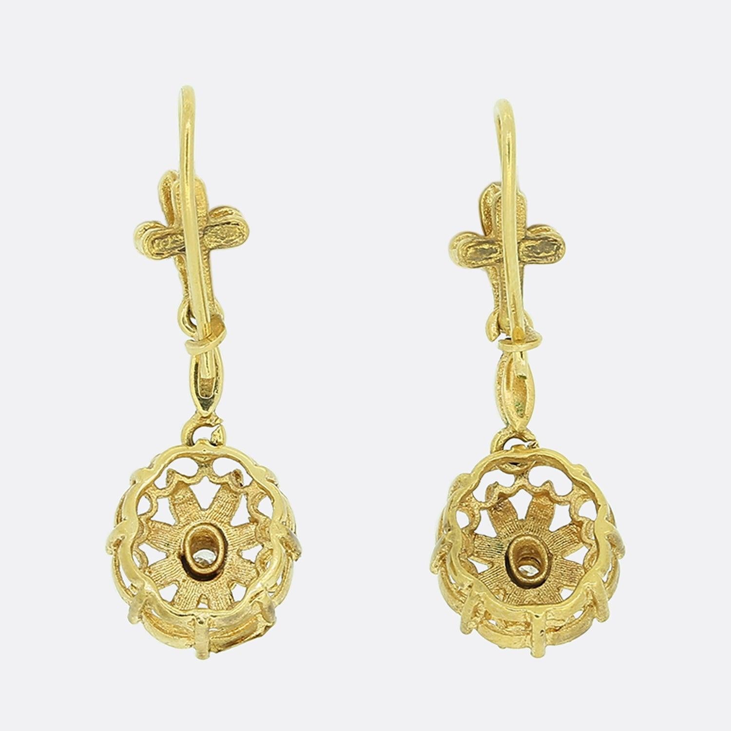 This is an exquisite pair of Vintage diamond drop earrings. Each earring is set with a brilliant cut diamond in an 18ct yellow gold drop setting with a floral motif. The earrings also feature secure French wire and hook fittings. 

Condition: Used