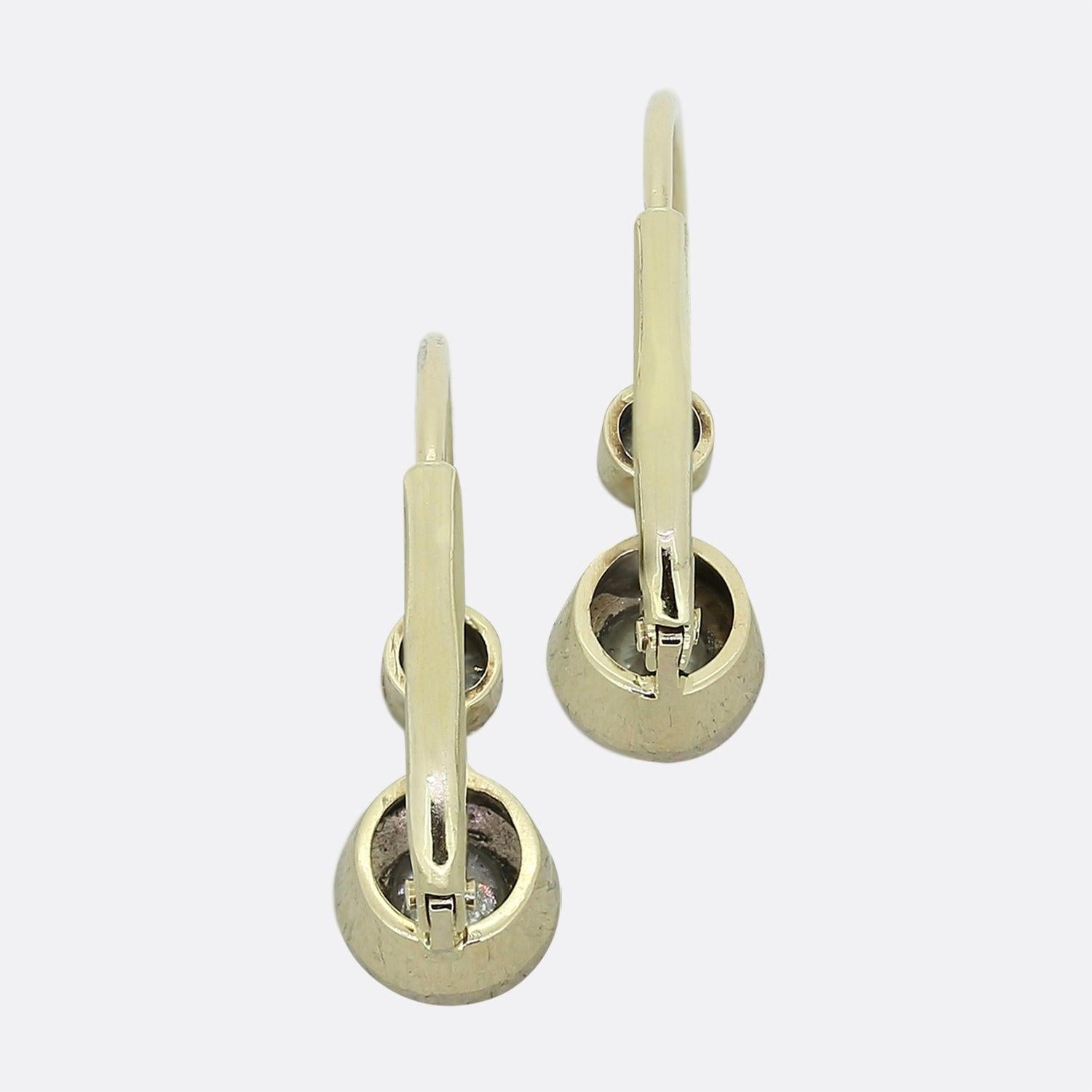 Hier haben wir ein exzellent gearbeitetes Paar Diamant-Ohrringe. Jedes Vintage-Stück wurde aus 14-karätigem Gold gefertigt, wobei der größere der beiden Steine in einer Rub-Over-Fassung sitzt, während der kleinere passende Diamant mit einer Maserung