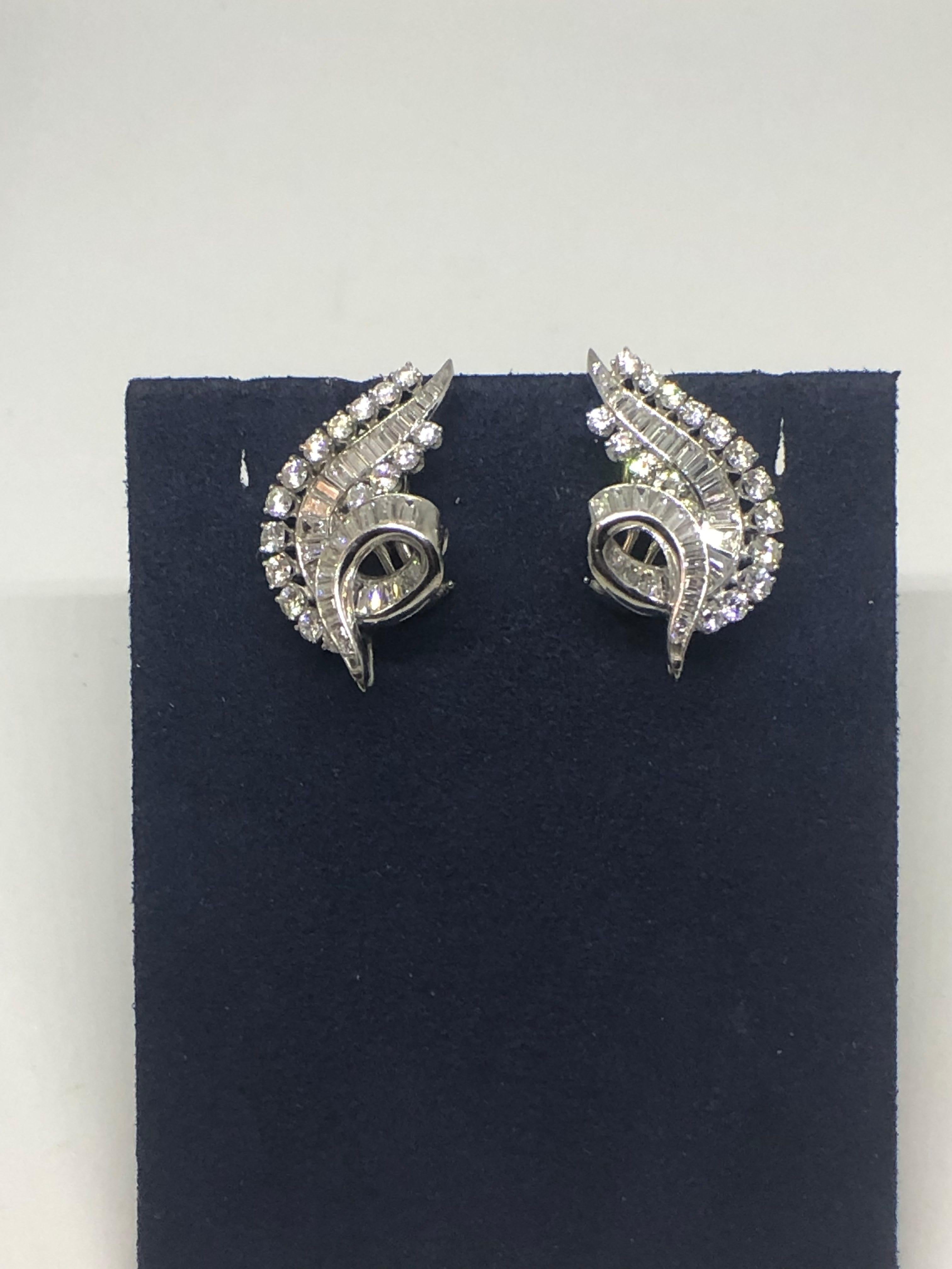 Women's Vintage Diamond Drop Earrings in Platinum For Sale