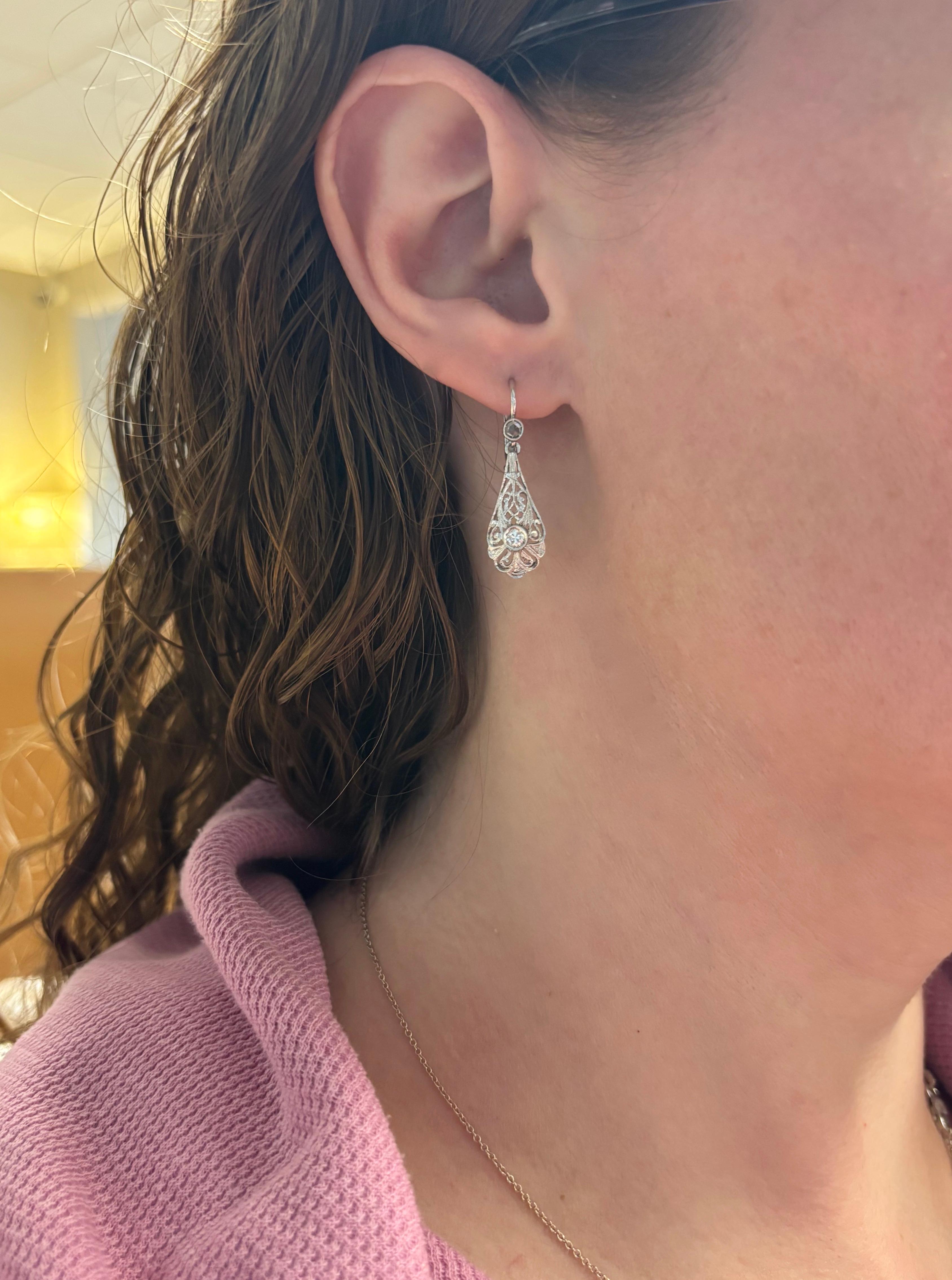 Pendientes de gota de diamante vintage elaborados en platino. 

Peso en quilates del diamante: .36ctw
Talla de diamante: Brillante circular y talla en bruto 
Color: F-H
Claridad: VS2-SI1
Metal: Platino 
Peso: 3 gramos
Longitud del pendiente:
