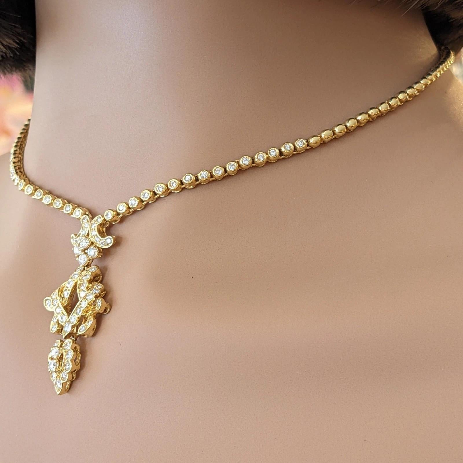 Collier à pendentifs en or jaune 18 carats avec pendentifs en diamant

Le collier de diamants de fabrication italienne présente un pendentif orné de diamants en trois sections articulées serties de diamants ronds et brillants, relié à une lourde