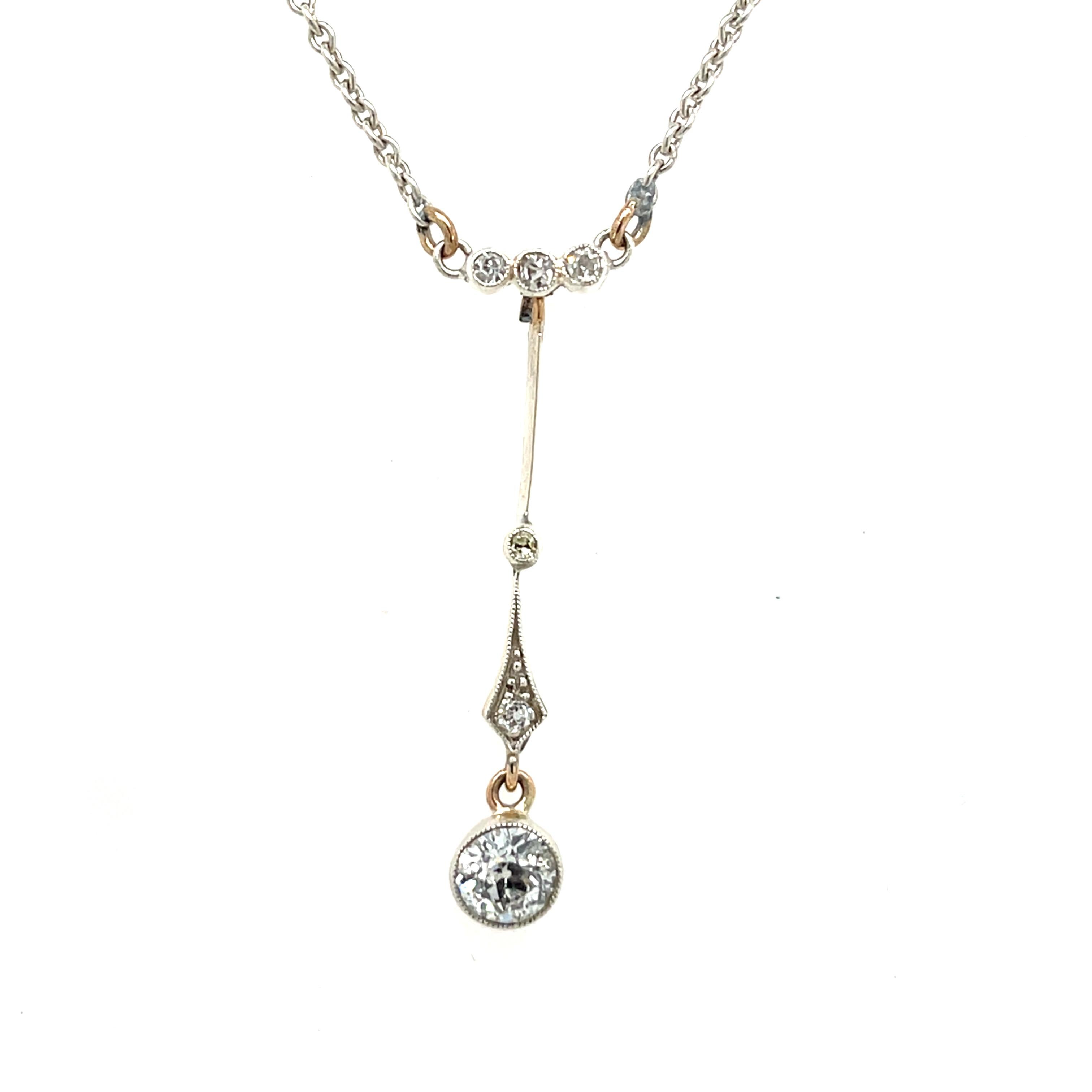 Questo elegante pendente presenta un grazioso design a goccia, con diamanti rotondi da 0,55 carati, che aggiungono brillantezza e raffinatezza. 
Realizzato in argento e oro giallo 9ct, è perfetto per valorizzare qualsiasi look serale o occasione