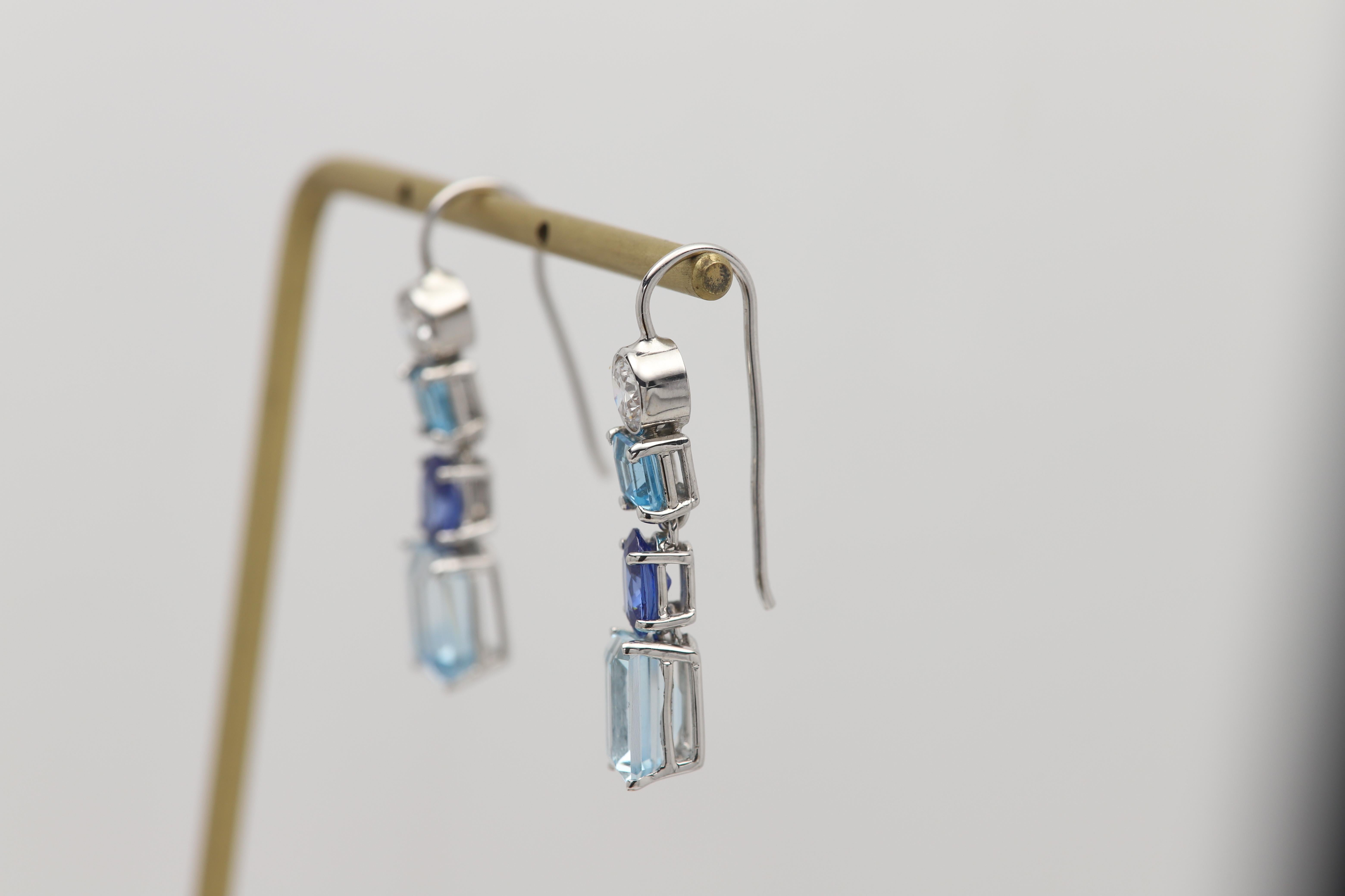 Diamant-Aquamarin-Baumel-Ohrringe Vintage By
Natürlicher Aquamarin ca. 7,41 Karat insgesamt AAA Große Farbe
Natürliche Diamanten ca. 0,98 Karat G-VS insgesamt
Natürlicher blauer Saphir ca. 1,78 Karat insgesamt
Echtes 14k Weißgold ca. 6,0 Gramm