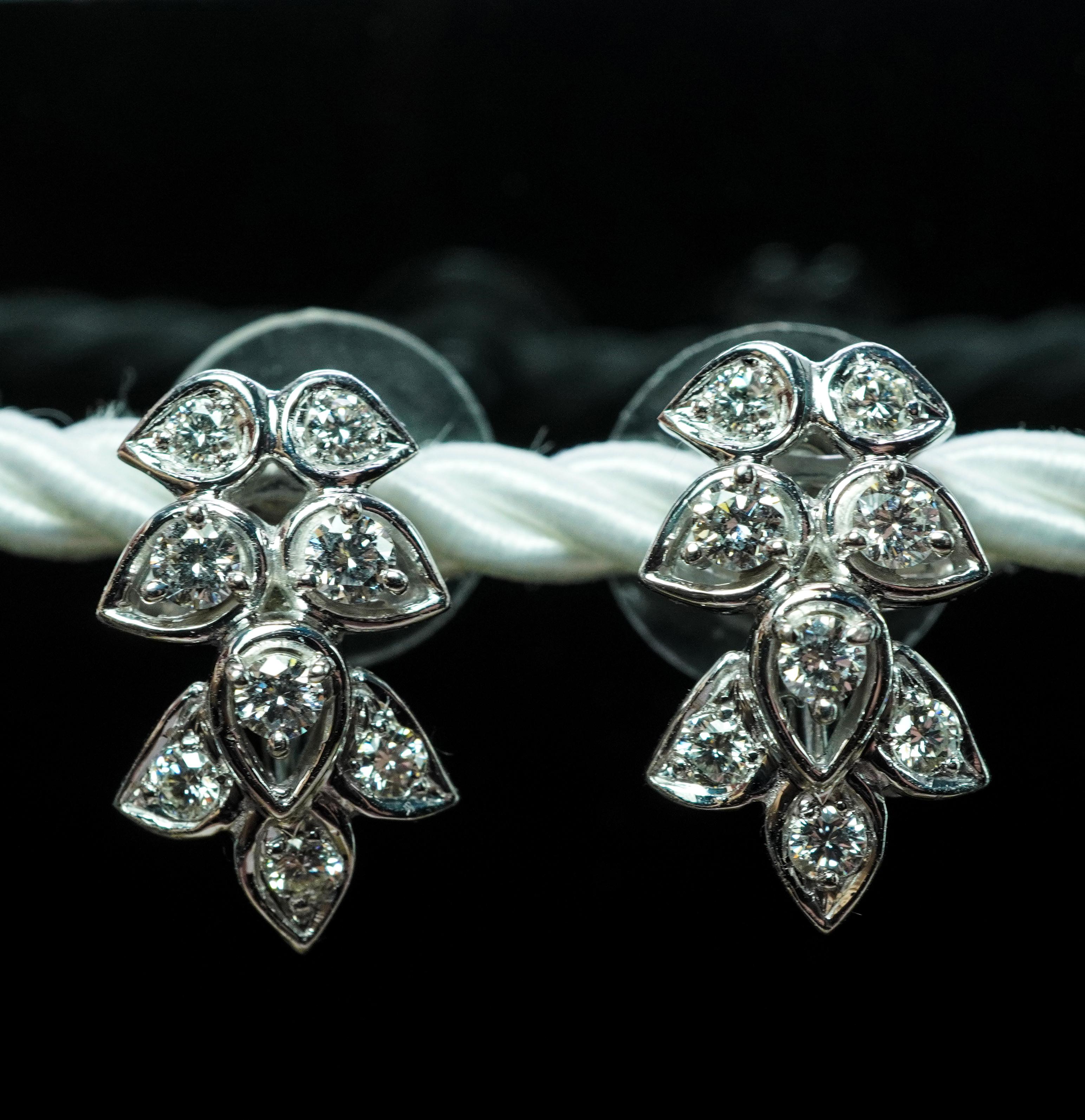  Pendientes Diamantes Vintage Platino Oro Blanco 18K Estate Super Diamantes 

Estos magníficos pendientes están fabricados en lujoso platino y los postes son de oro blanco de 18 quilates. Estampado en los postes y comprobado. Hay 16 diamantes de muy
