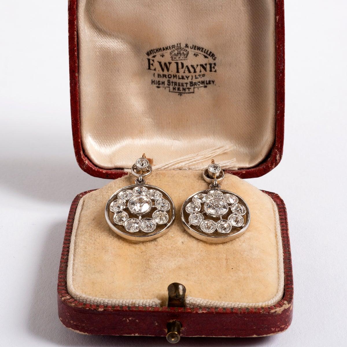 Vintage Diamond Earrings with 22 Diamonds, 18 Karat Yellow or White Gold In Good Condition In Canterbury, GB