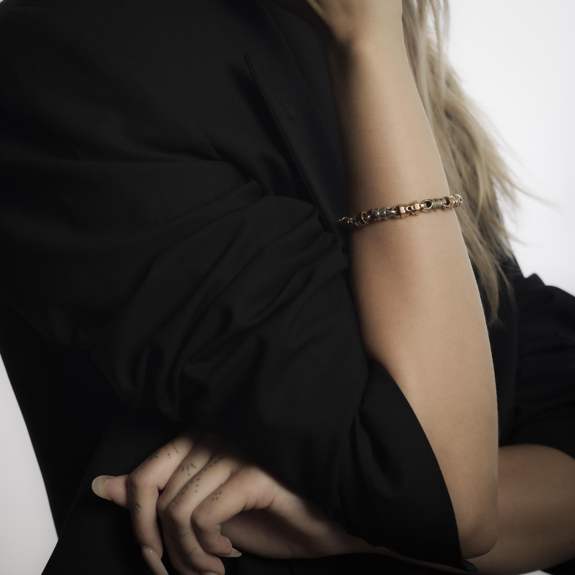 Ce bracelet vintage des années 1980 associe six diamants ronds de taille brillante, totalisant environ 0,10 carats de couleur G-H et de pureté SI, à six émeraudes rondes de poids équivalent. Les pierres précieuses sont serties dans une combinaison