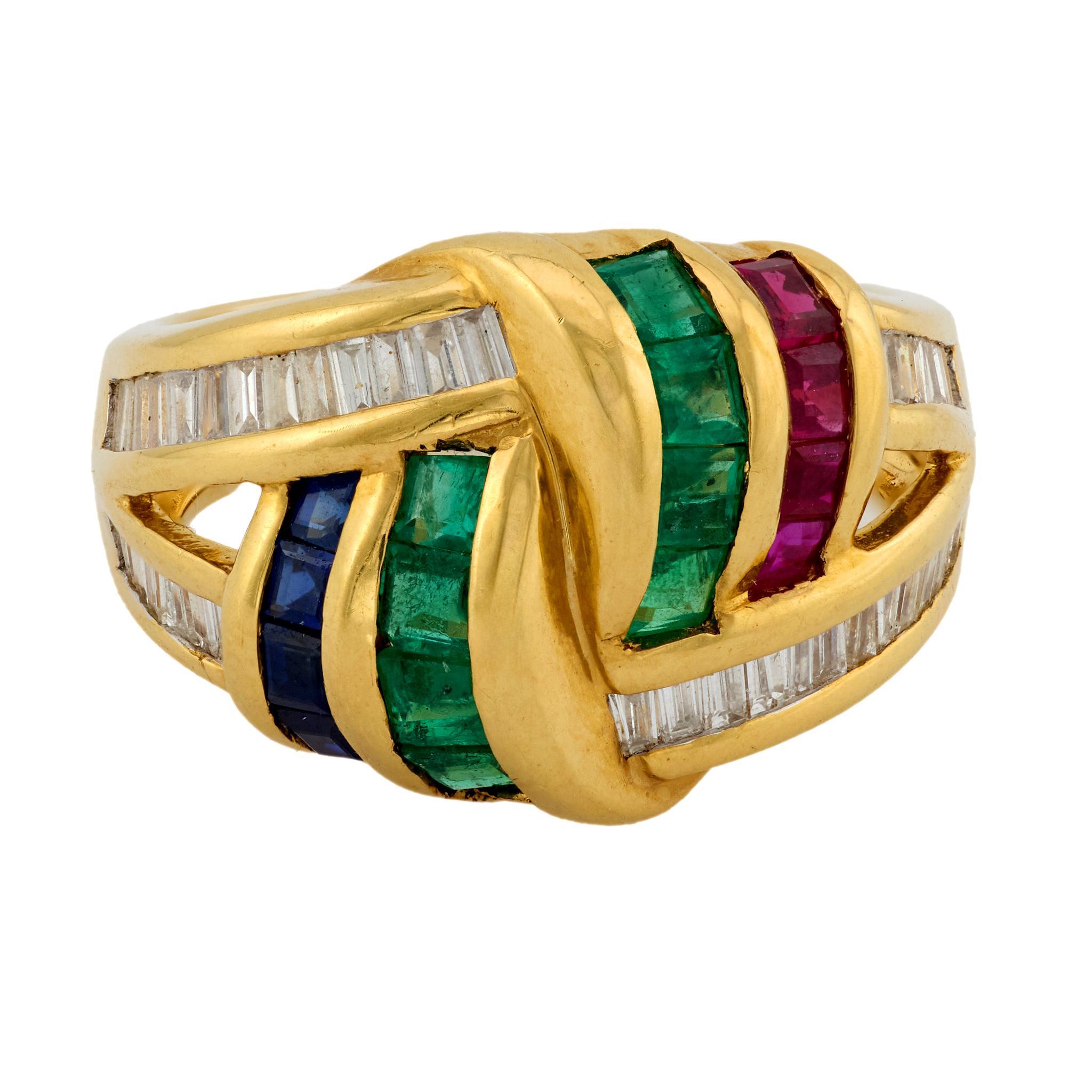 Questo anello vintage in oro 18 carati presenta radiosi diamanti baguette affiancati da smeraldi, rubini e zaffiri in un vibrante e lussuoso design tri-colore.