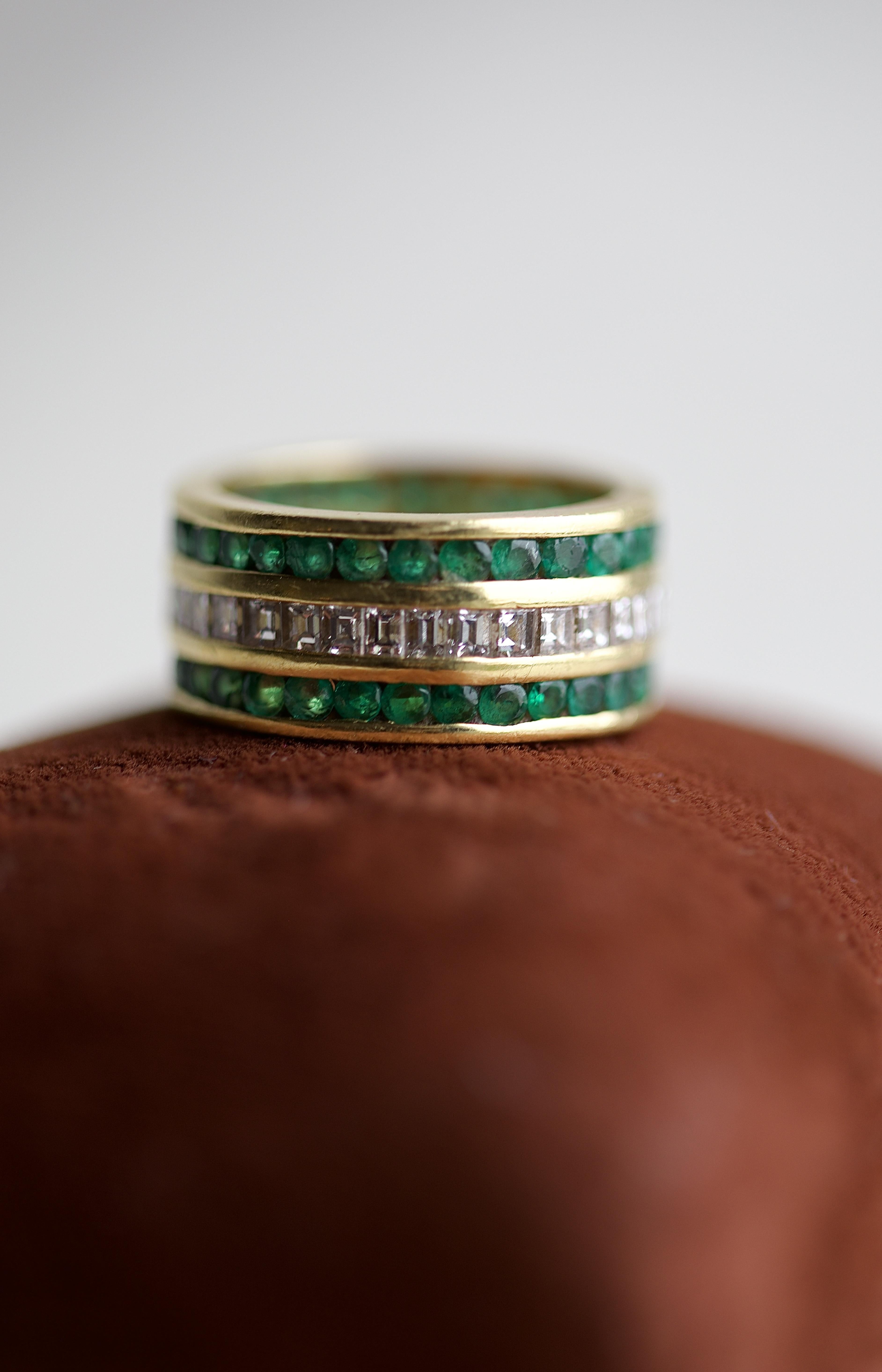 Vintage Diamant Smaragd Drei Reihen Gelbgold Ring im Zustand „Hervorragend“ in Beverly Hills, CA