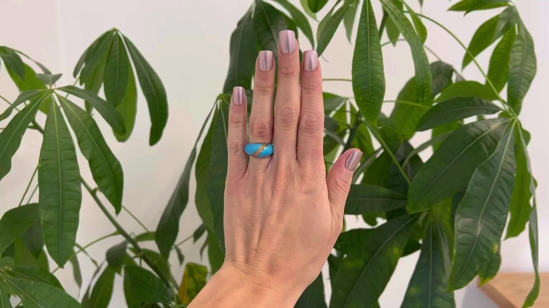 Eine Vintage Diamant-Emaille 14 Karat Gelbgold Kuppel Ring. Mit zehn einzeln geschliffenen Diamanten mit einem Gesamtgewicht von ca. 0,25 Karat, farblos und mit SI-Klarheit bewertet. Hergestellt aus 14 Karat Gold mit Emaille. Circa 1970. Der Ring