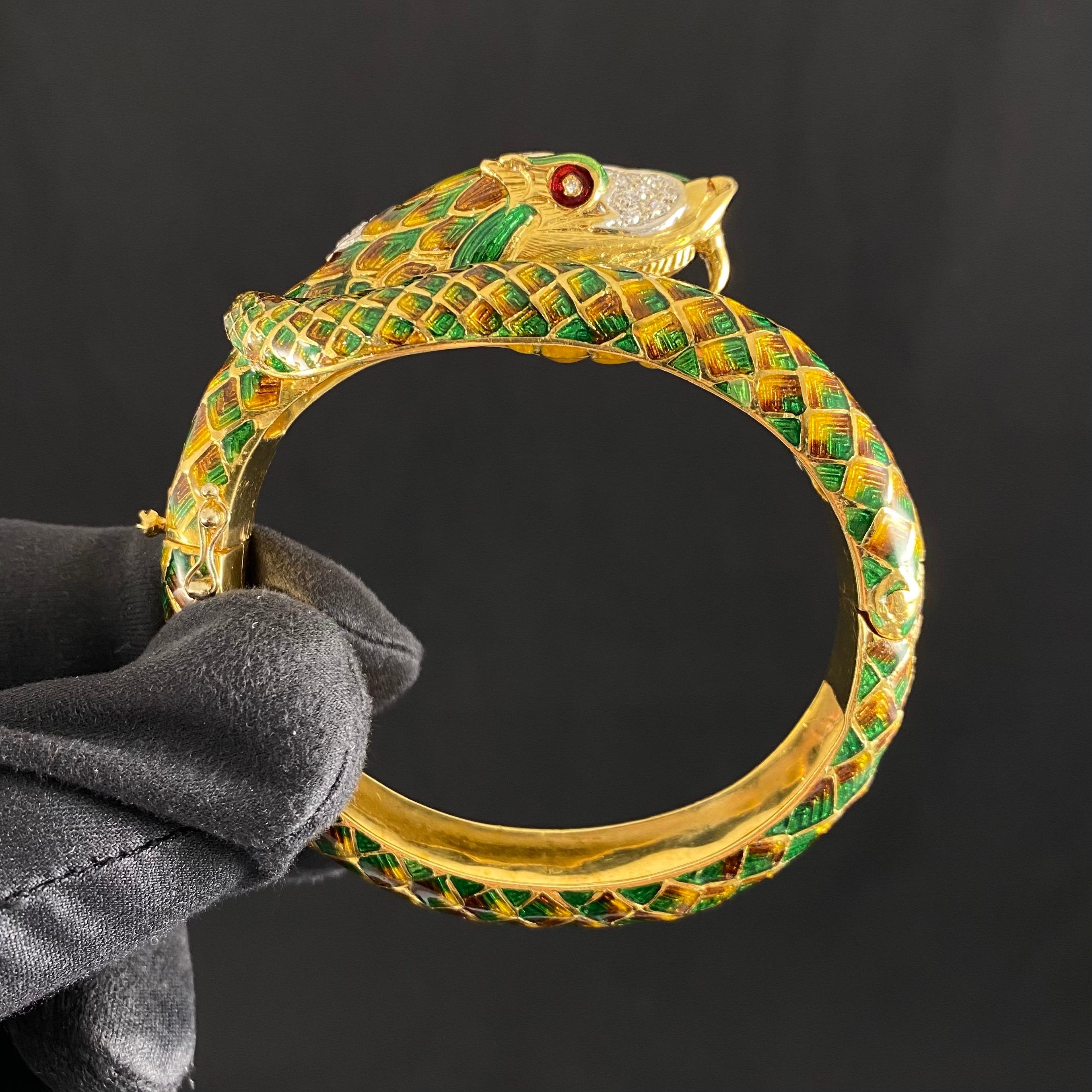 Vintage Diamond Enamel Serpent Snake Bangle Bracelet Yellow Gold, Portugal 1970s In Good Condition In Lisbon, PT