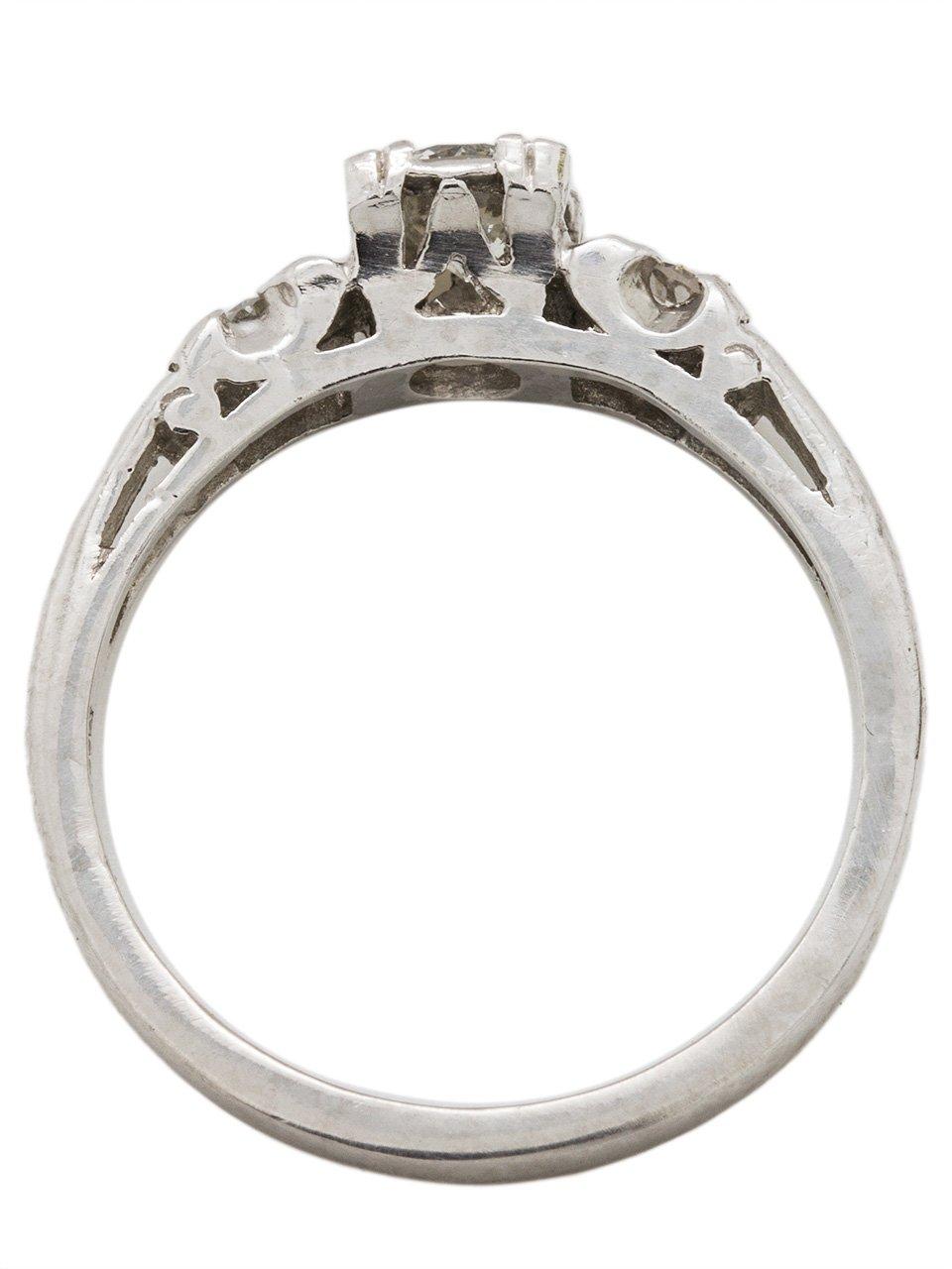 Round Cut Vintage Diamond Engagement Ring 0.45 Carat I-VS1, circa 1940s For Sale