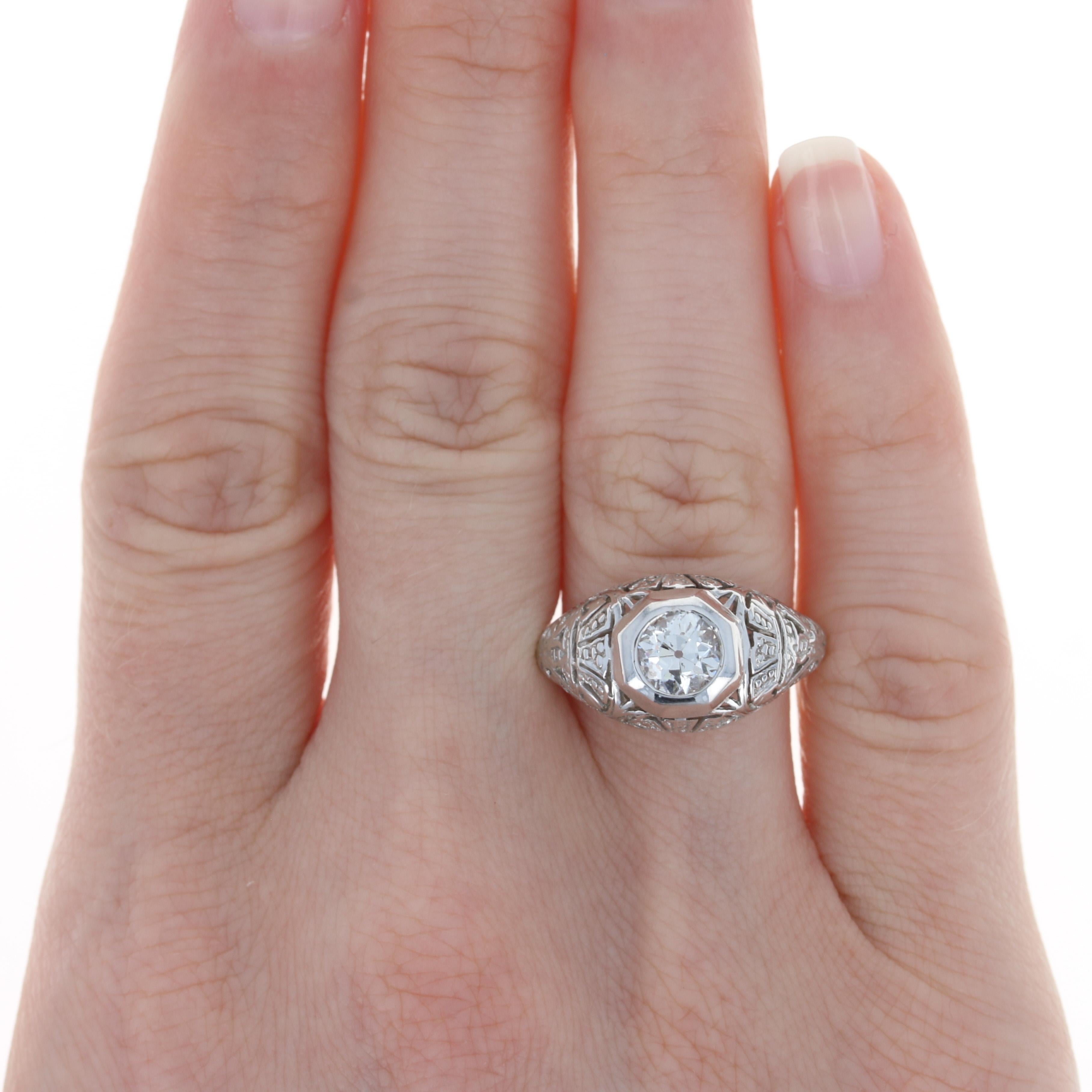 Die Essenz der Eleganz! Dieser Vintage-Verlobungsring aus 18 Karat Weißgold ist mit einem natürlichen Diamanten als Solitär besetzt. Der Old-Mine-Cut-Diamant ist in eine achtseitige Lünette gefasst und von der Unterseite aus geschliffen, um seine