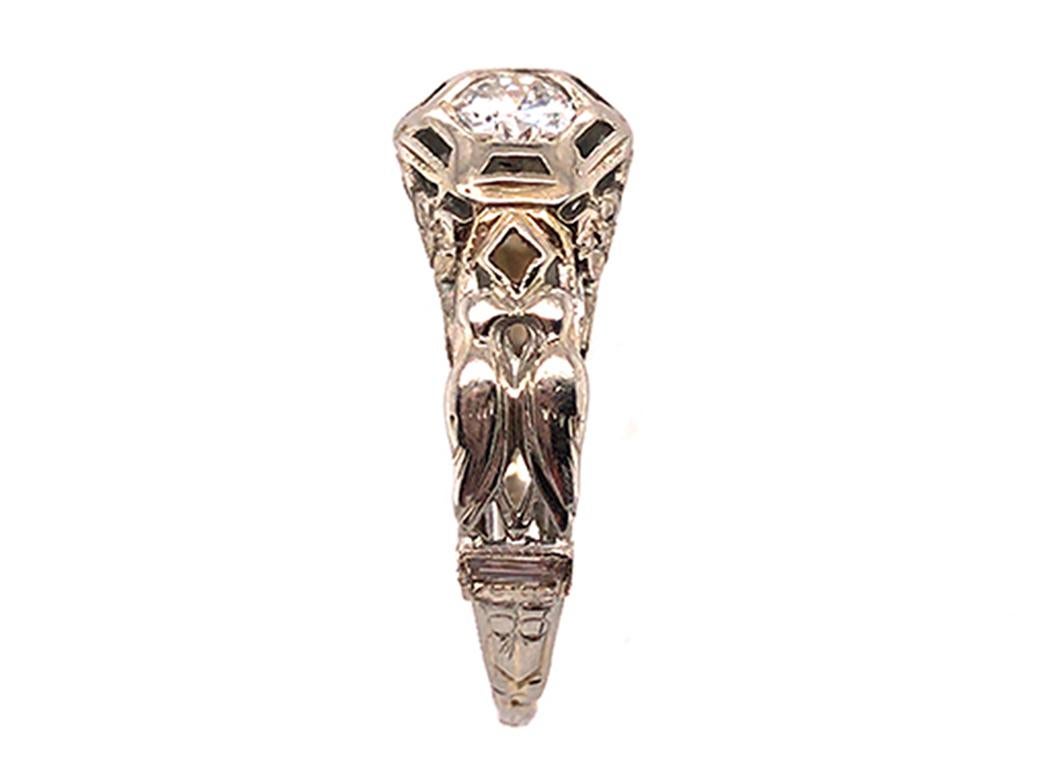 Vintage Antique .26ct Diamond 18K White Gold Lovebird Solitaire Art Deco Engagement Ring



Avec son spectaculaire centre en diamant naturel de taille européenne ancienne de 0,20ct D-F/SI1.

Coupe idéale pour l'époque

Monture filigrane Art Déco