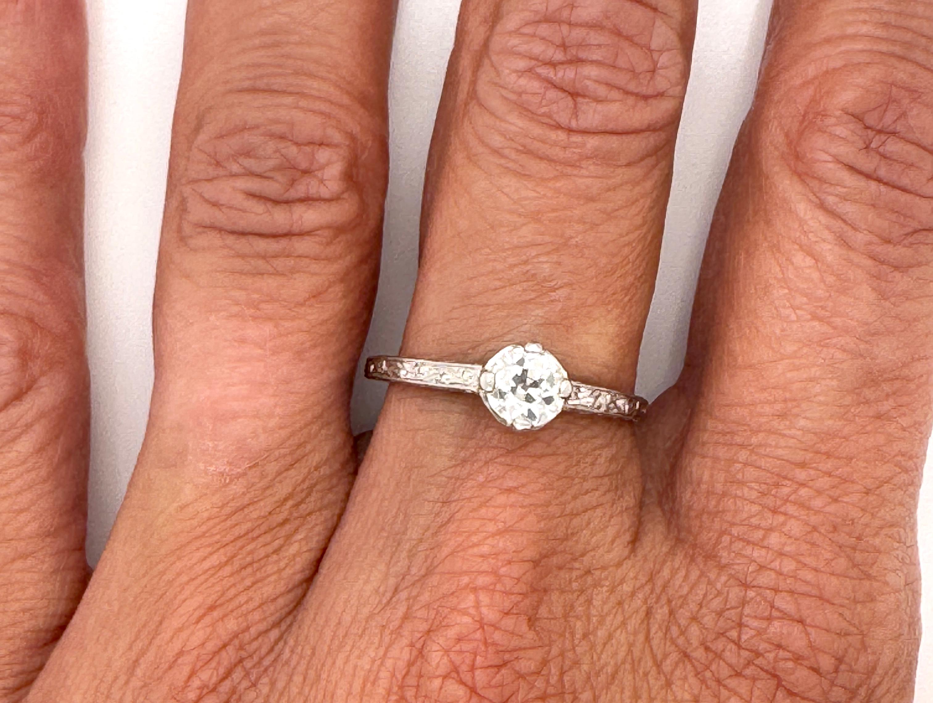 Anillo de compromiso de diamantes Art Déco Mined .65ct Solitario Platino Original años 20 en venta 1