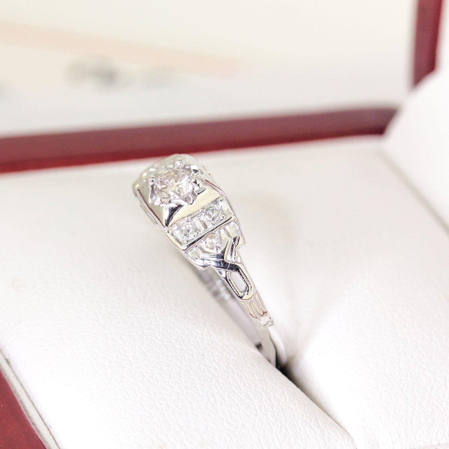 Vintage Diamond Engagement Ring, Antique Filigree Ring, White Gold In Good Condition For Sale In BALMAIN, NSW