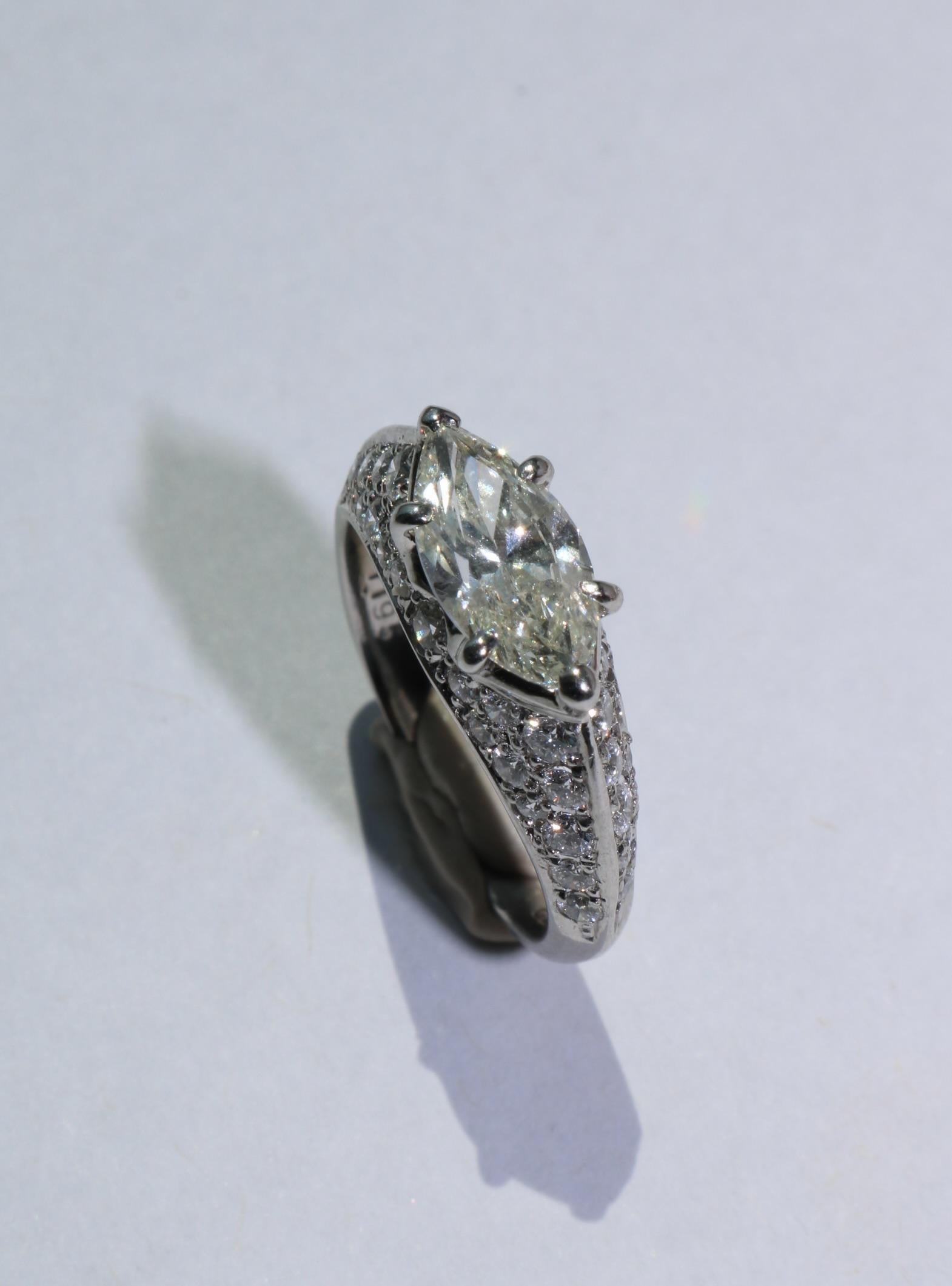 Anillo de compromiso de diamantes vintage East West Marquise Pave Set Montaje en platino en venta 5