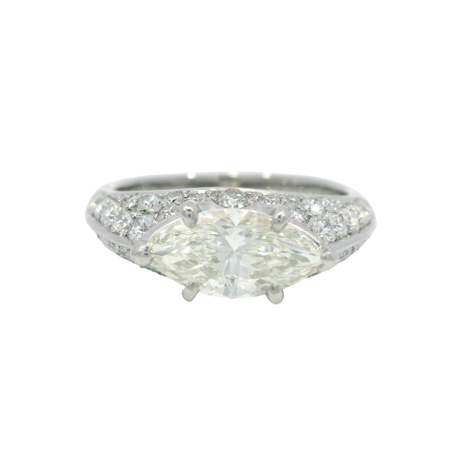 Anillo de compromiso de diamantes vintage East West Marquise Pave Set Montaje en platino

Este elegante anillo de compromiso presenta un diamante blanco talla marquesa de 0,72 ct engastado en el centro, cuya forma alargada atrae la mirada con grácil