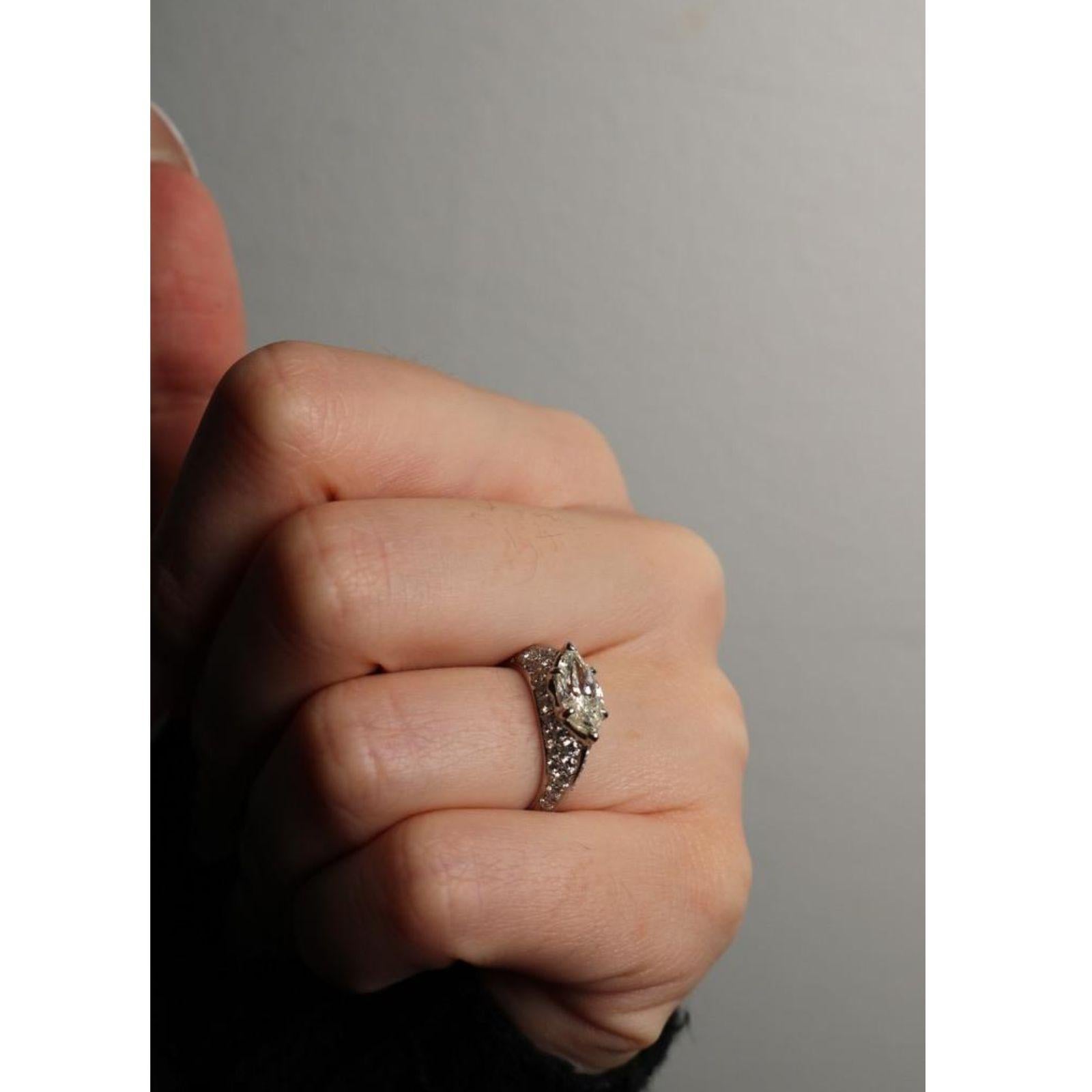 Anillo de compromiso de diamantes vintage East West Marquise Pave Set Montaje en platino Moderno en venta