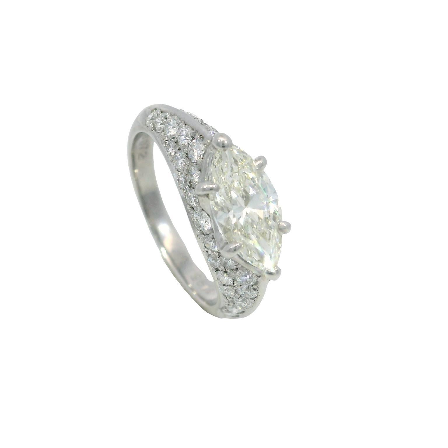 Anillo de compromiso de diamantes vintage East West Marquise Pave Set Montaje en platino en Excelente estado para la venta en Fairfield, CT