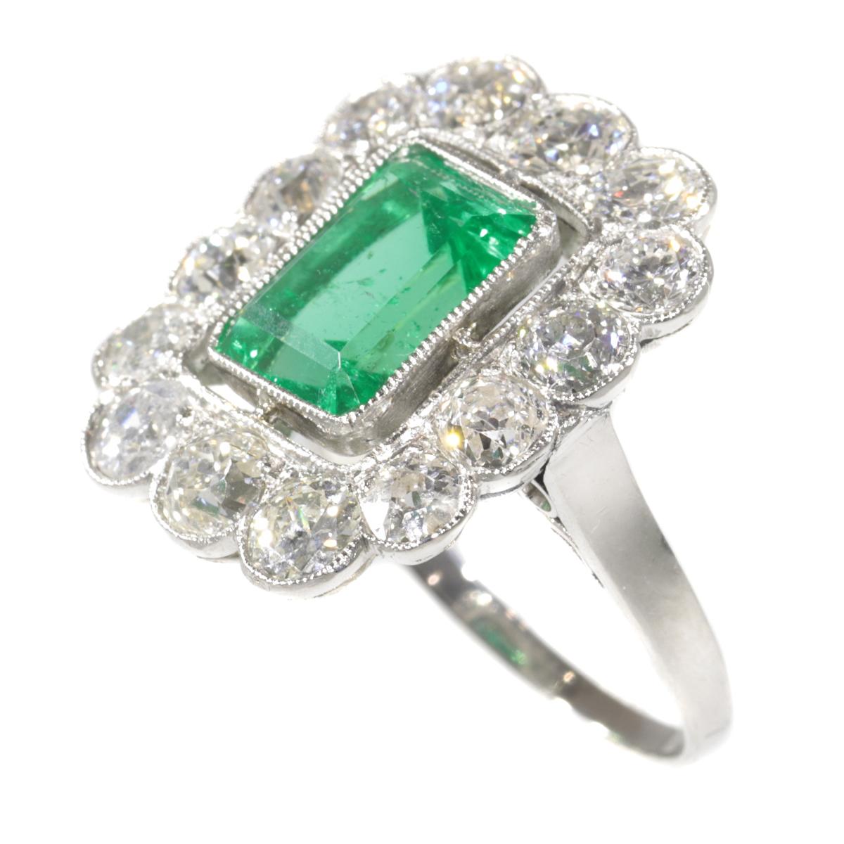 Vintage Diamond Engagement Ring with Certified Untreated Natural Emerald In Excellent Condition For Sale In Antwerp, BE