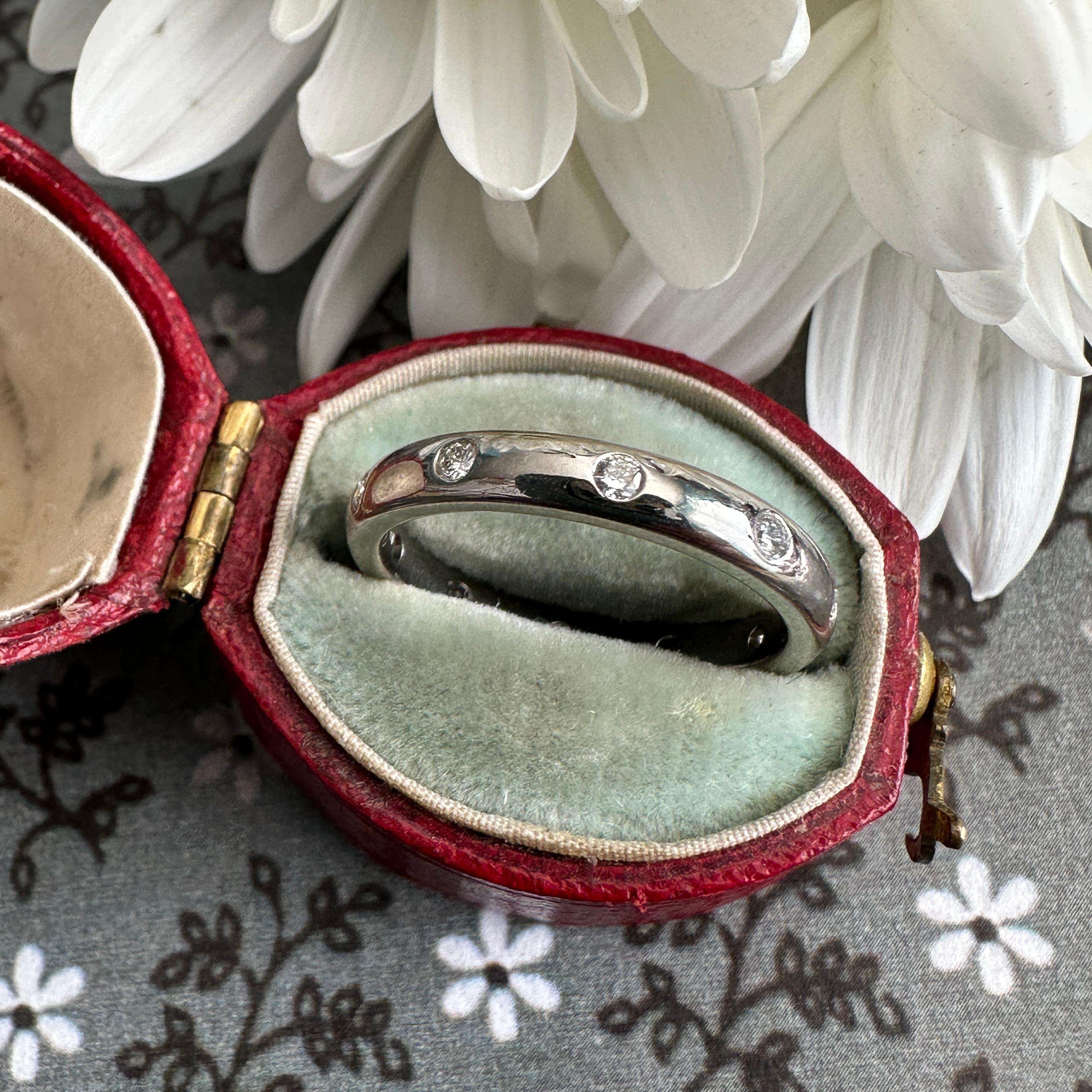 Bague d'éternité vintage en or blanc 14 carats avec diamants en vente 4
