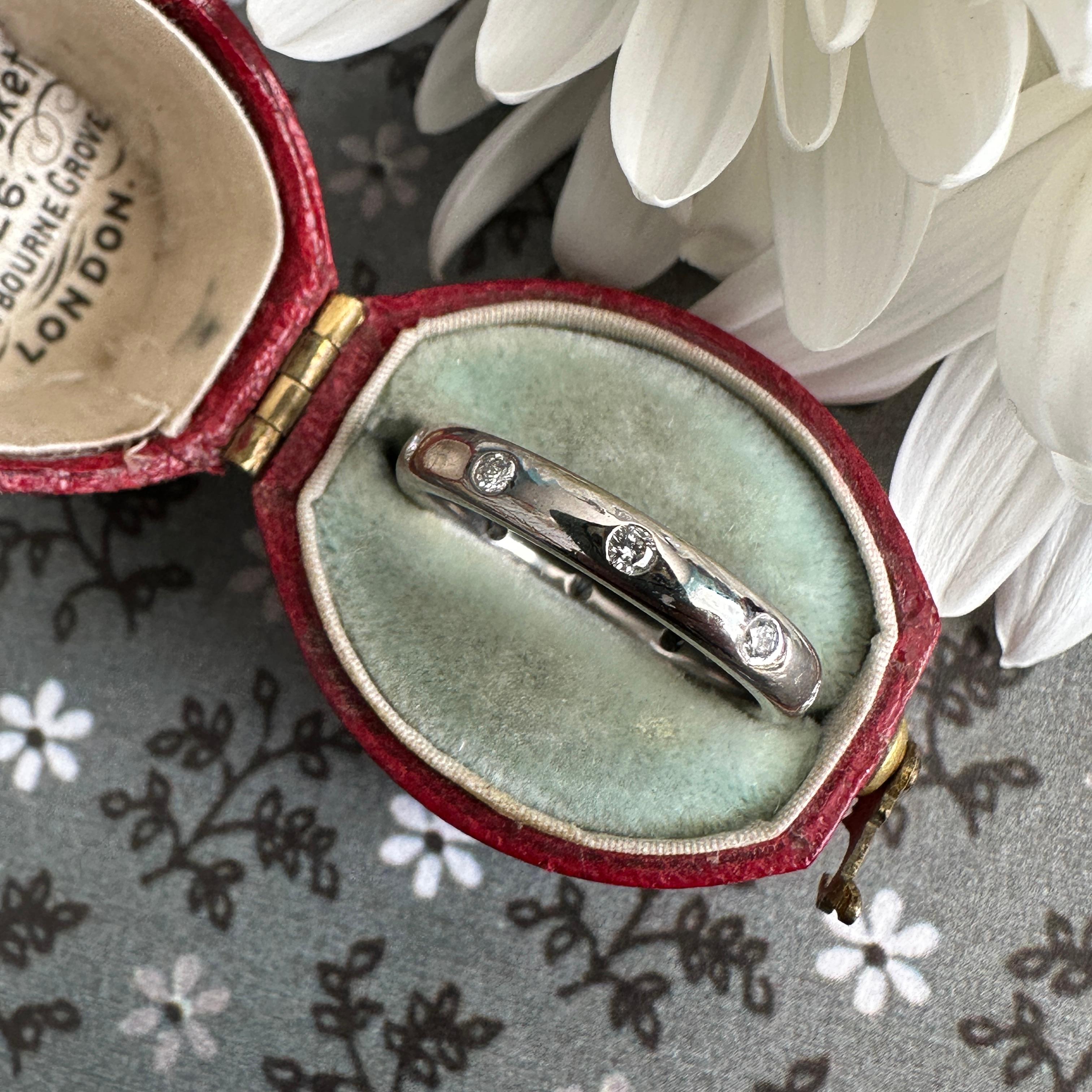 Bague d'éternité vintage en or blanc 14 carats avec diamants en vente 5
